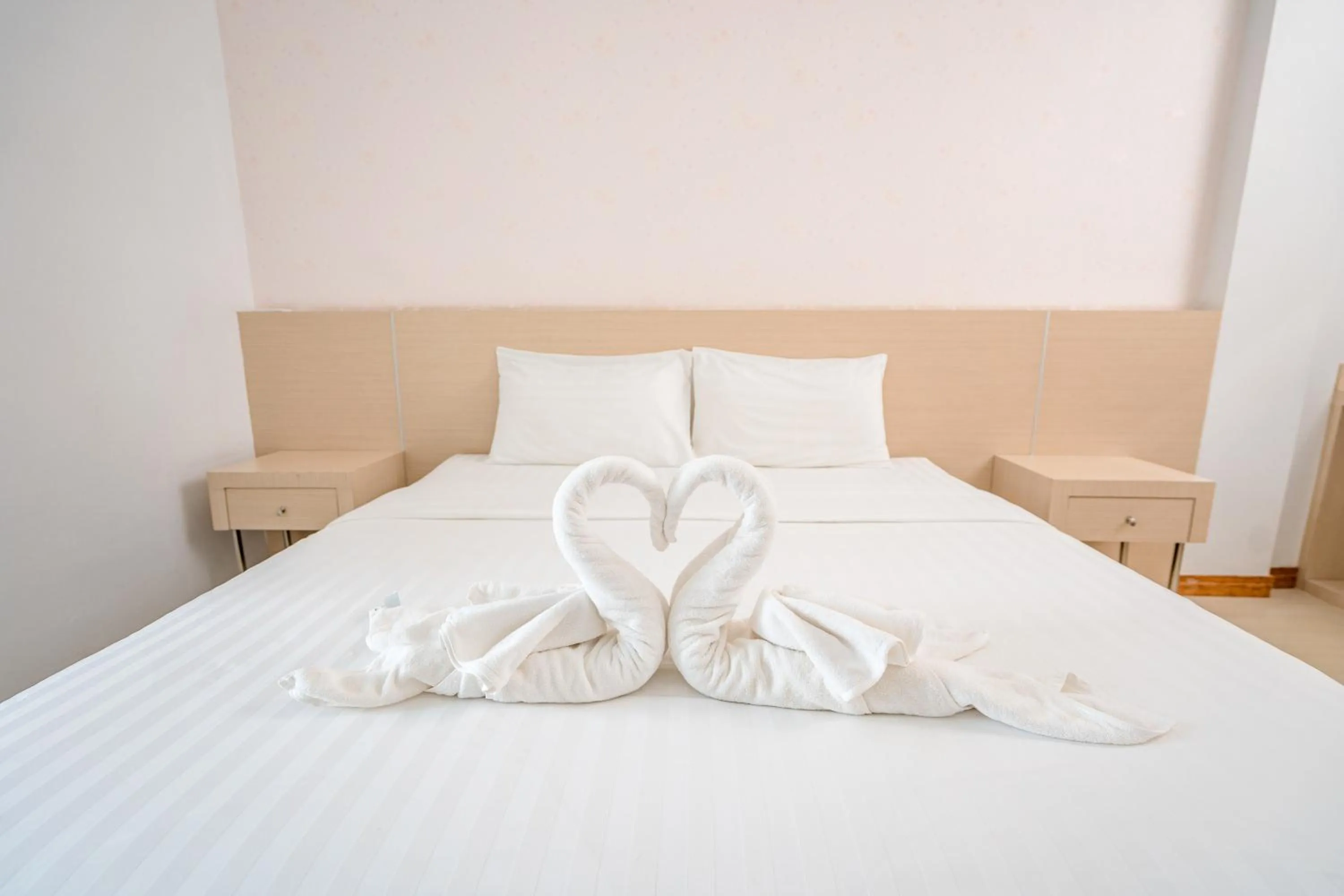 Bed in Top Inn Hotel พร้อมอาหารเช้า ใกล้วัดป่าวังน้ำเย็นและสถานที่ท่องเที่ยว