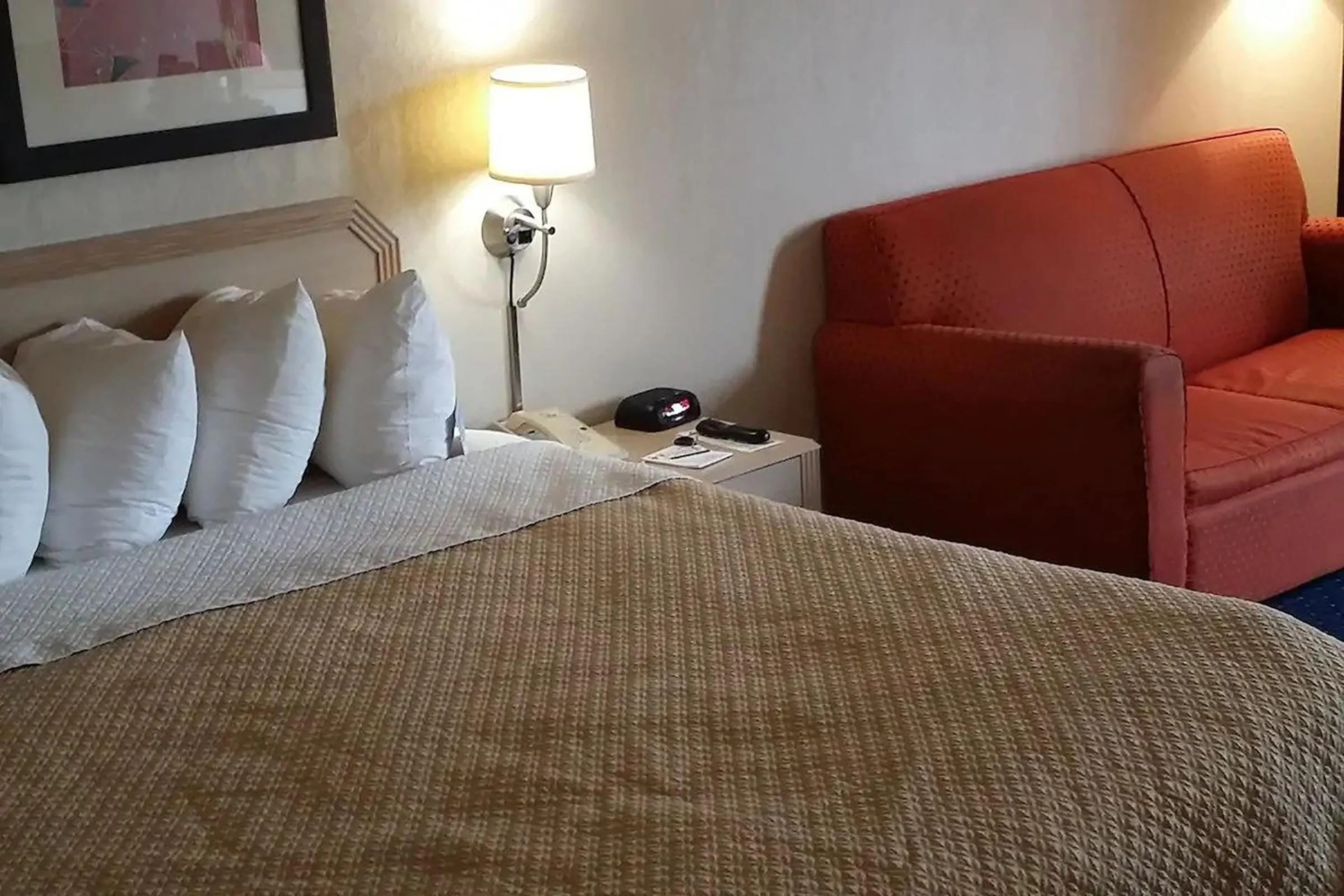 Bed in Norwood Inn & Suites La Crosse