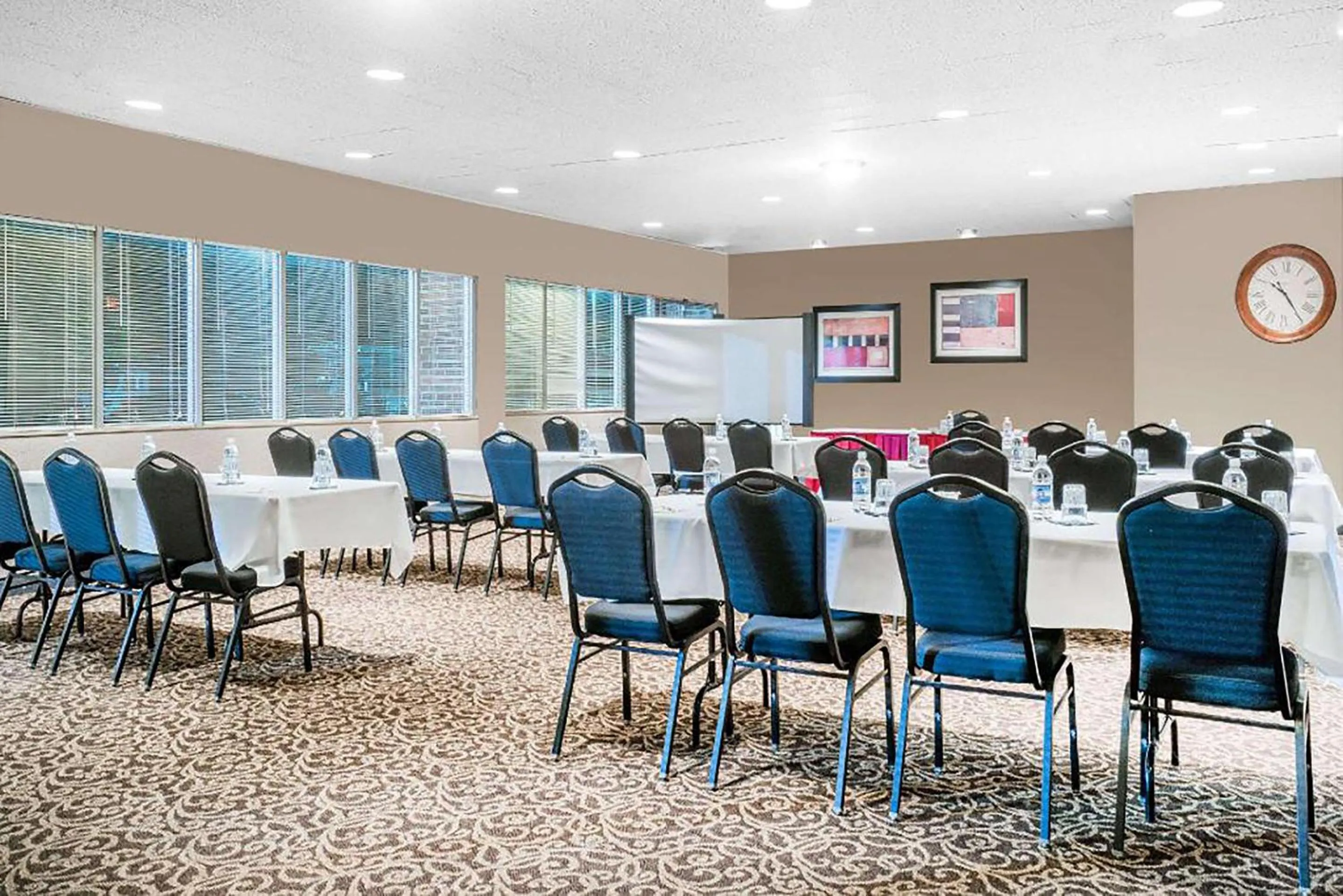 Business facilities in Norwood Inn & Suites La Crosse
