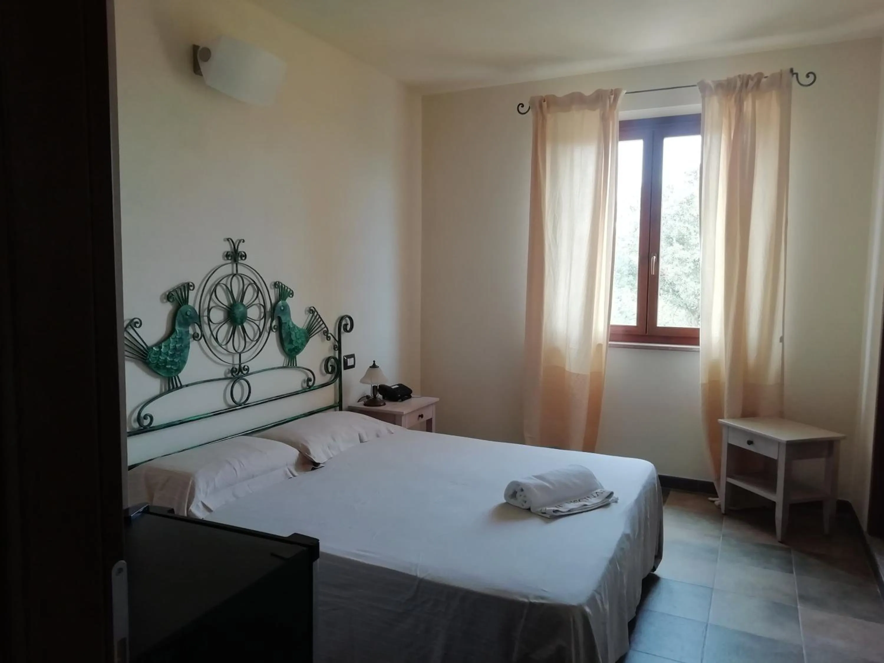 Photo of the whole room, Bed in S'ena Hotel