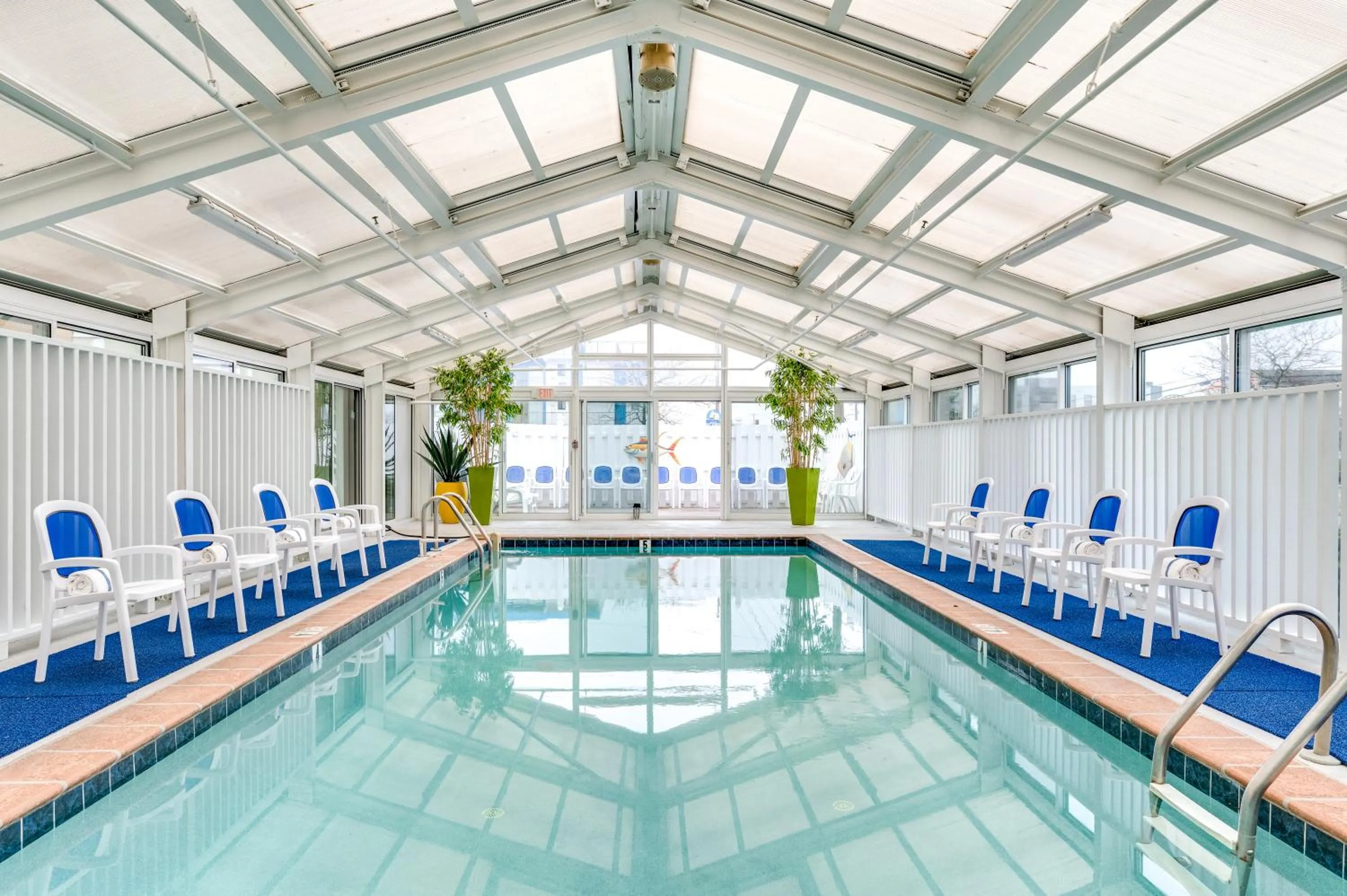Swimming pool in Cayman Suites Hotel