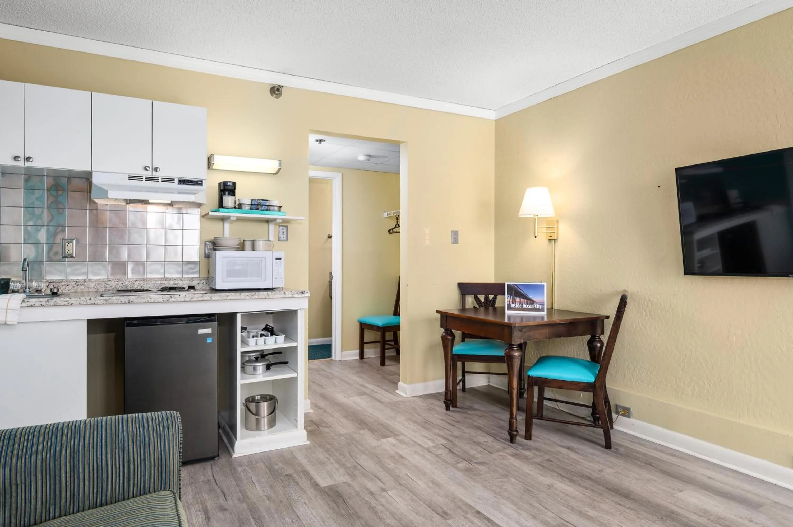 Dining area in Cayman Suites Hotel