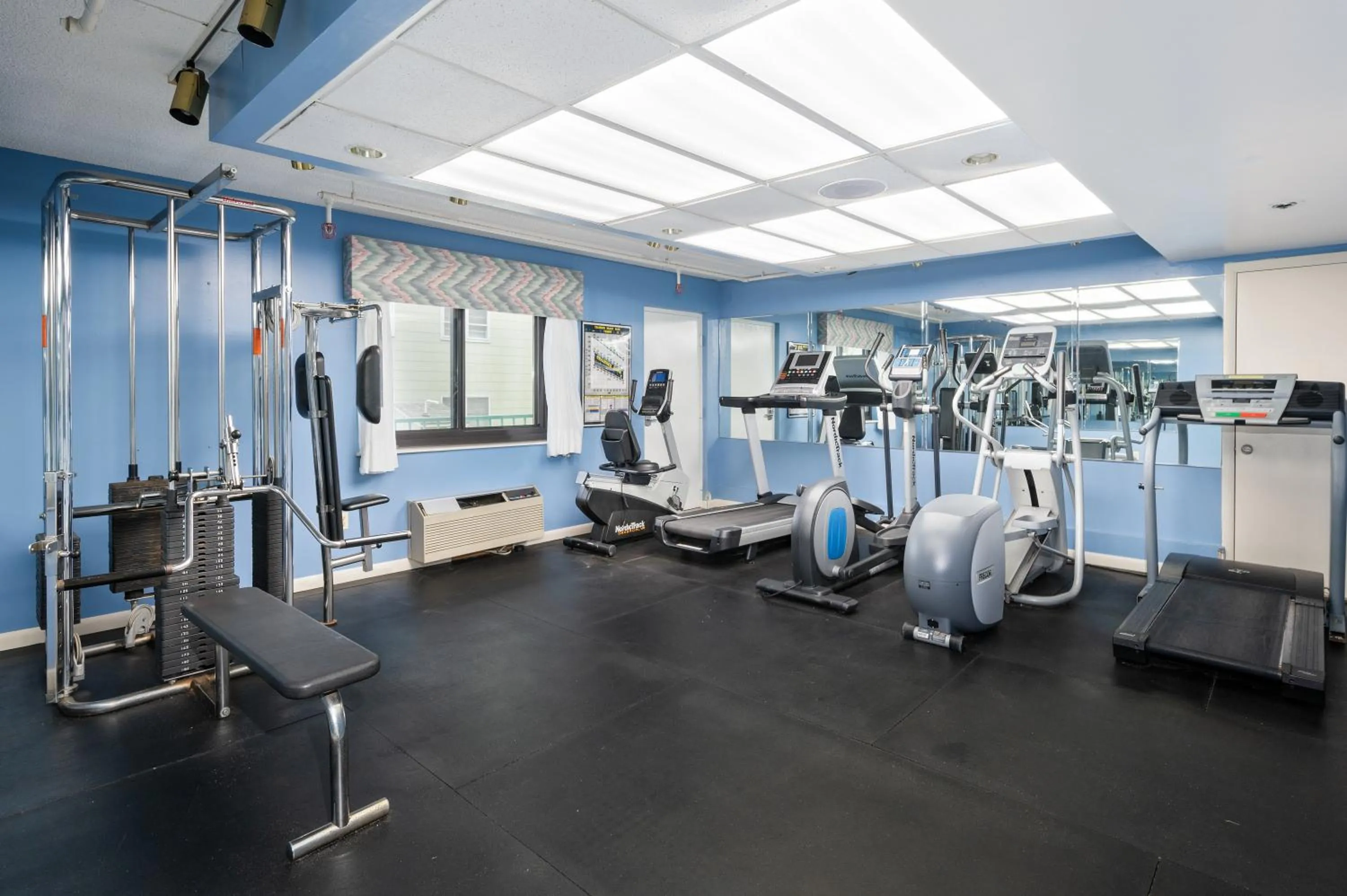 Fitness centre/facilities in Cayman Suites Hotel