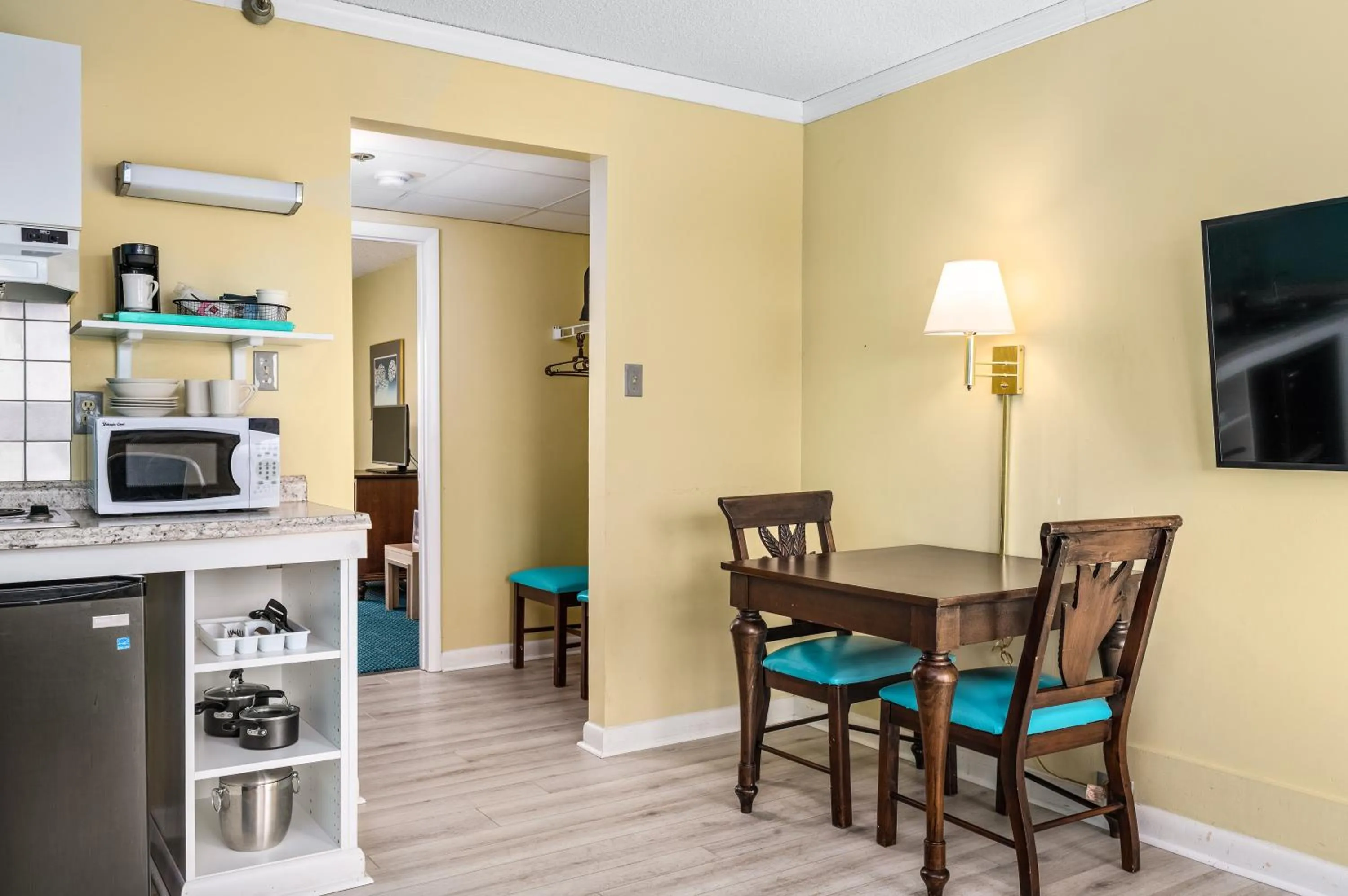 Dining area in Cayman Suites Hotel