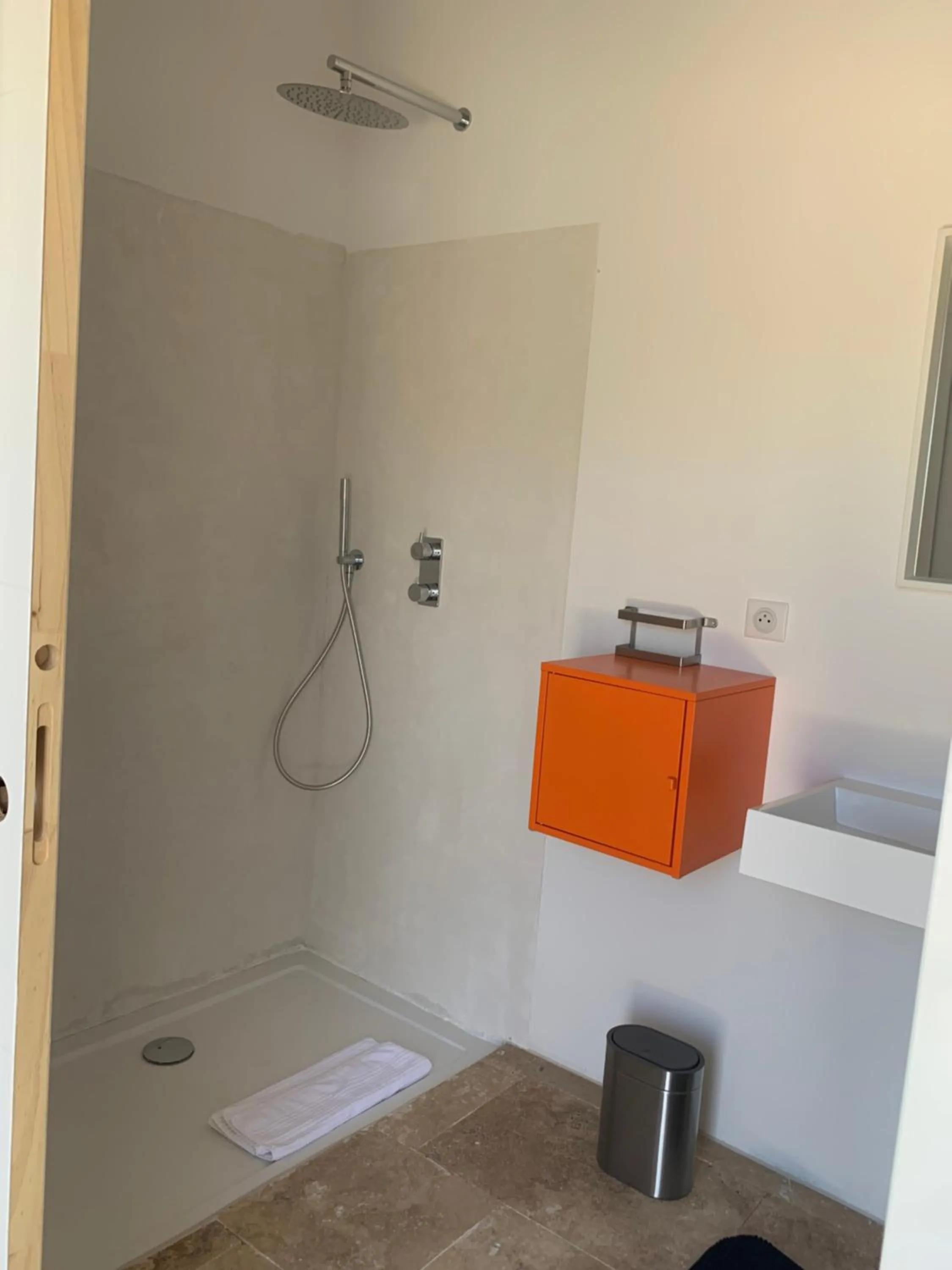 Shower in Croissant de Lune