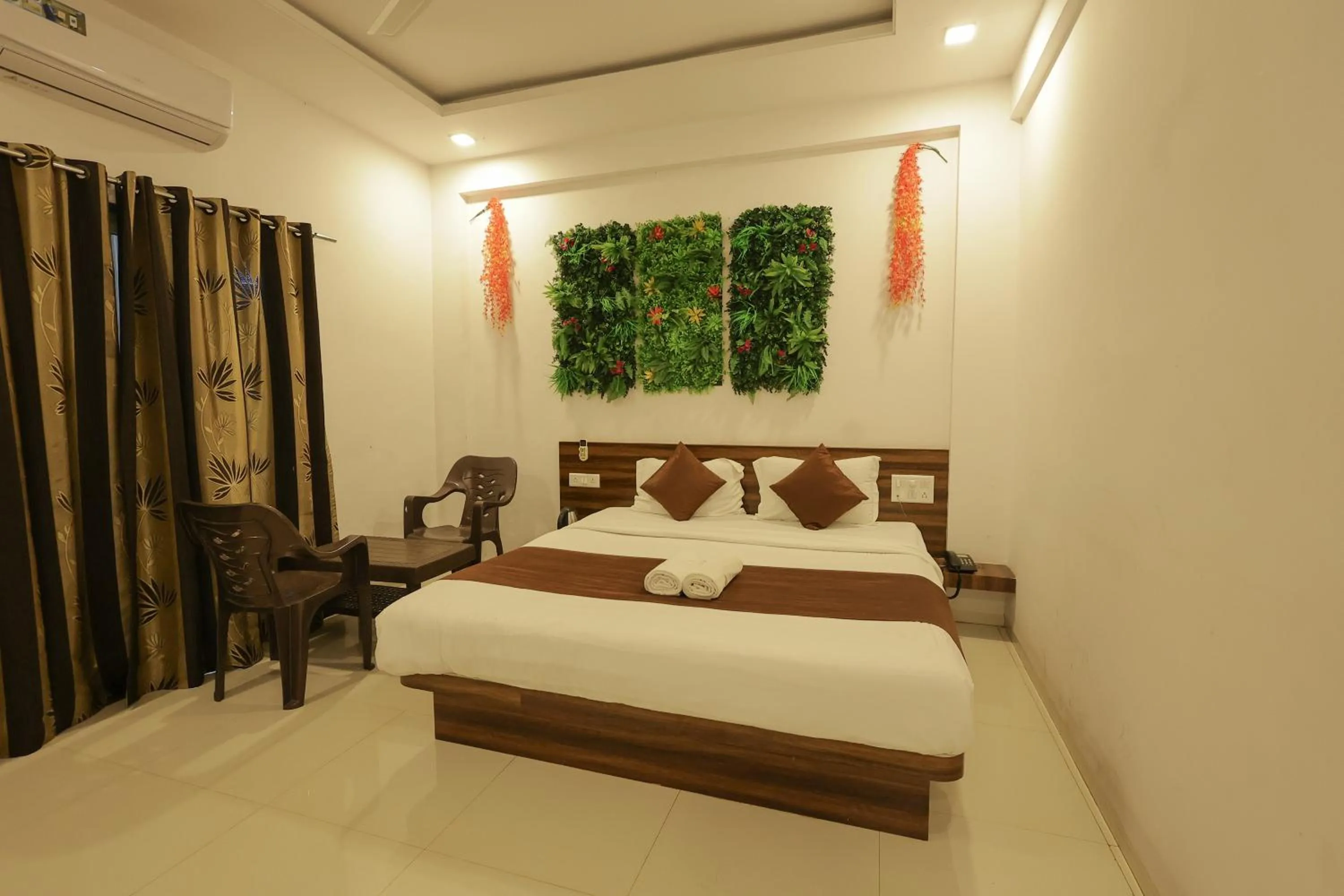 Bedroom, Bed in Hotel Green Exotica Mahabaleshwar
