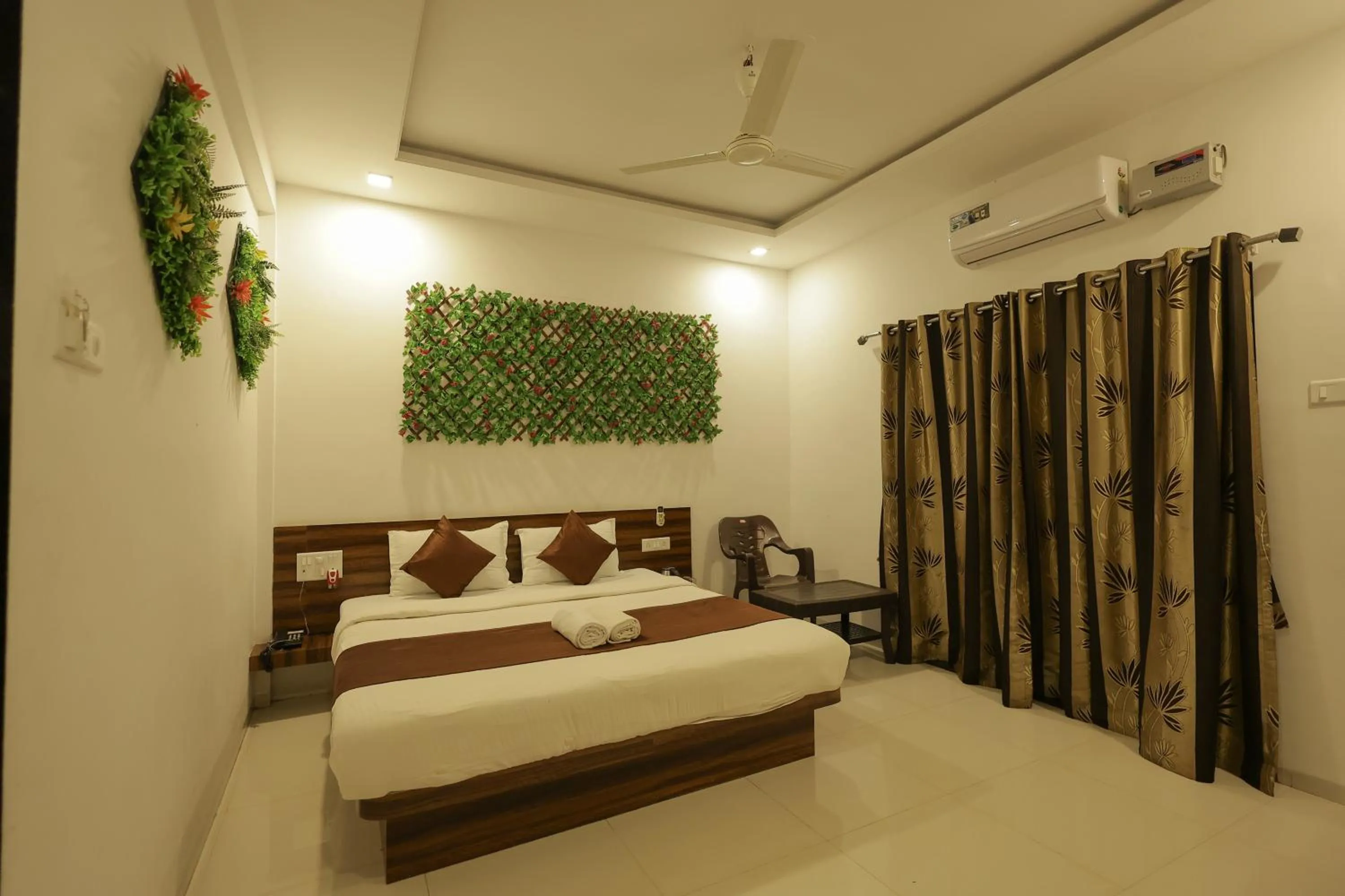 Bedroom, Bed in Hotel Green Exotica Mahabaleshwar