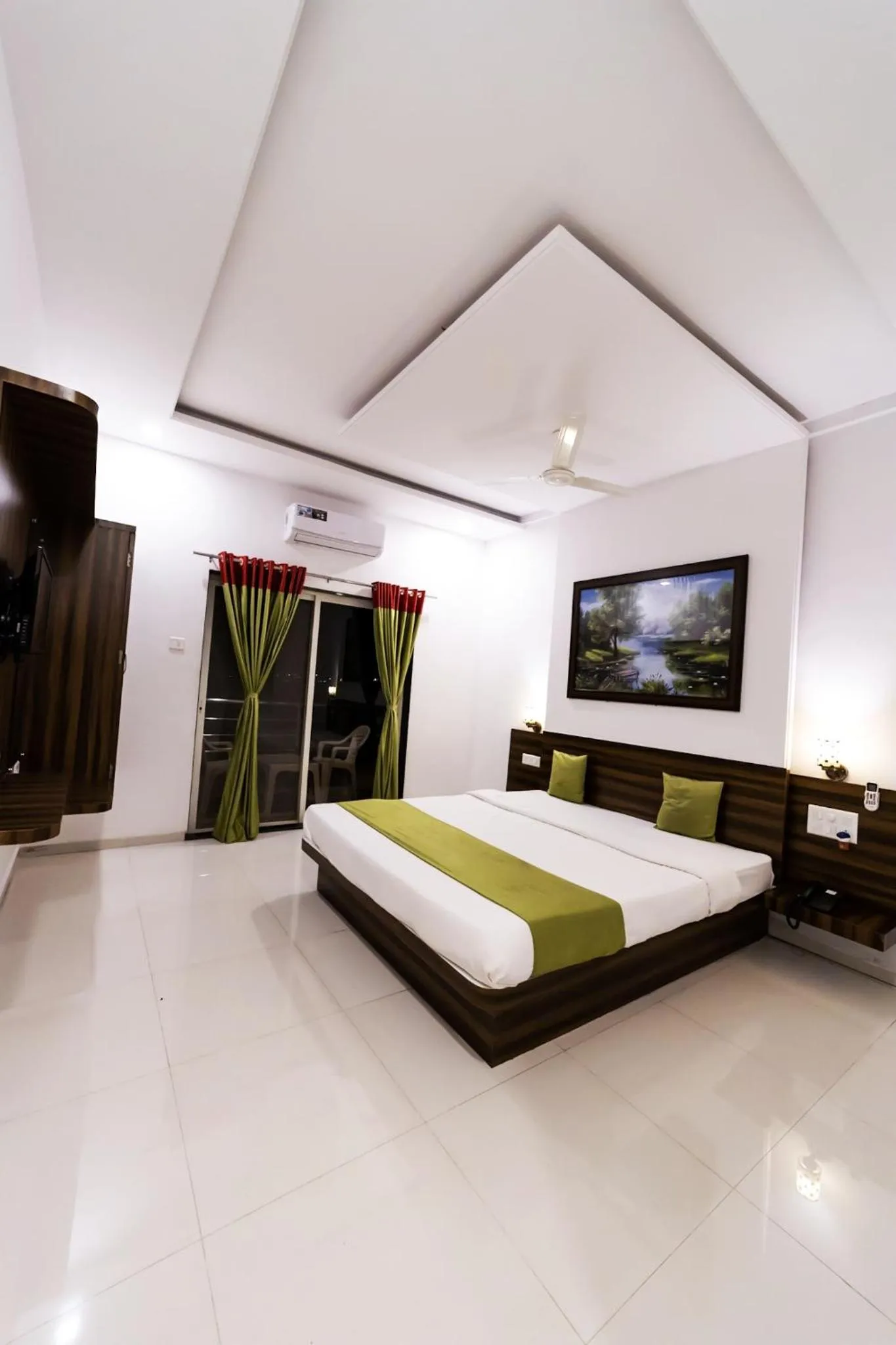 Bed in Hotel Green Exotica Mahabaleshwar