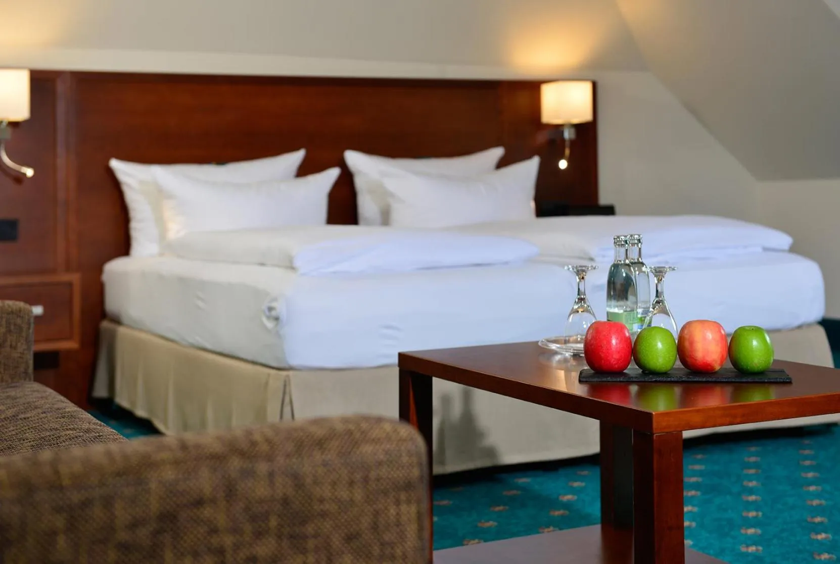 Alcoholic drinks, Bed in Hotel Der Lindenhof