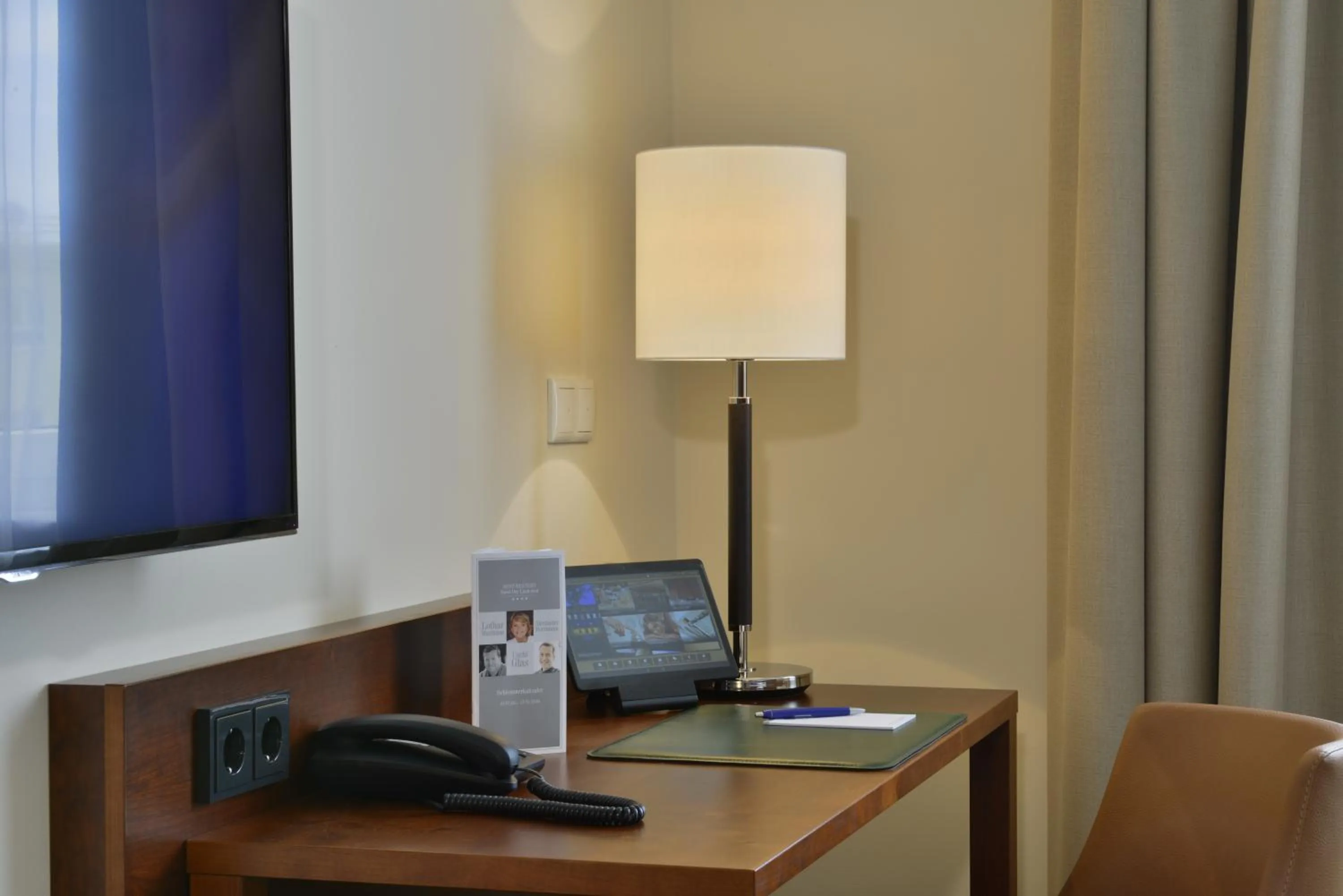 Communal lounge/ TV room in Hotel Der Lindenhof