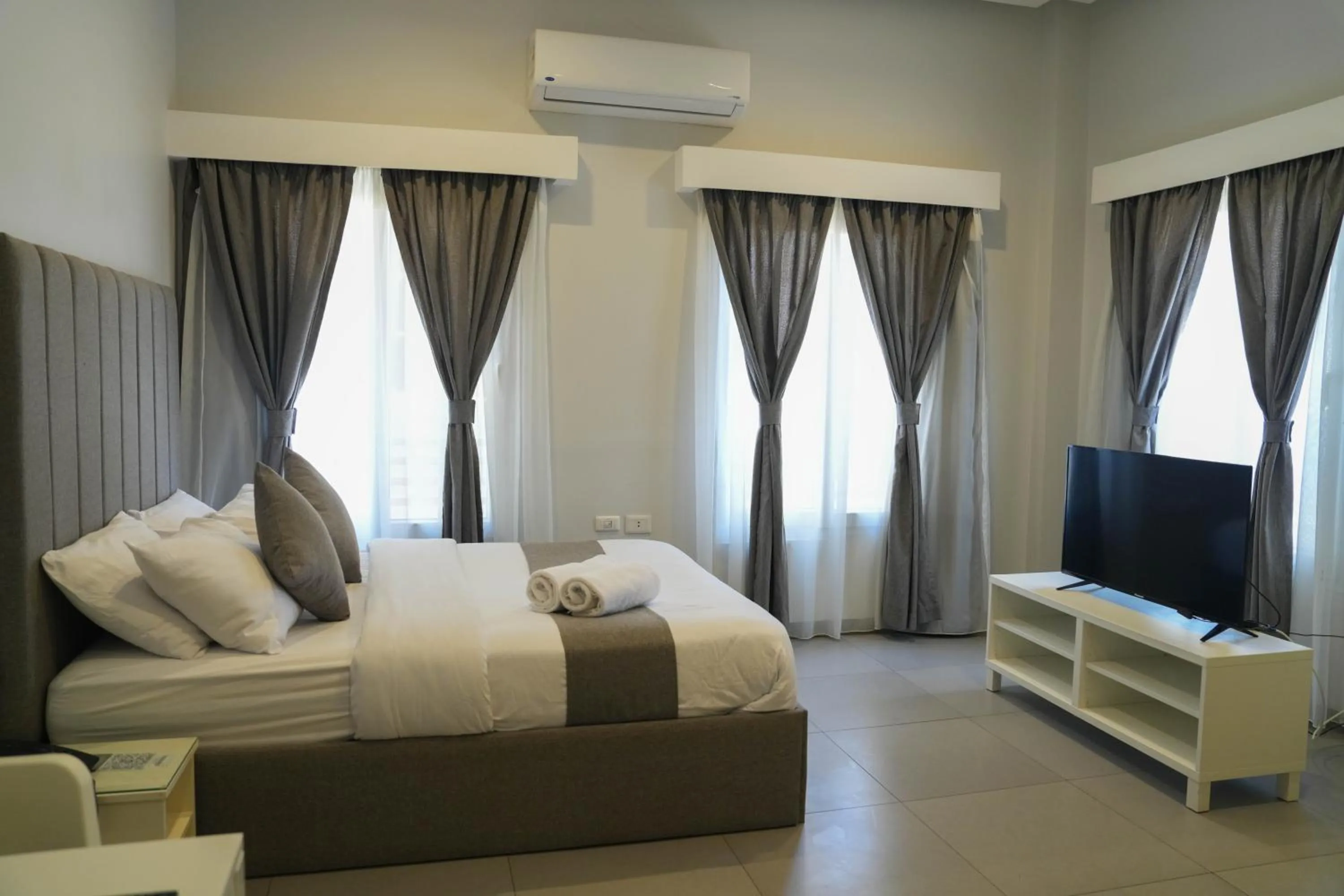 Communal lounge/ TV room, Bed in Villa 55