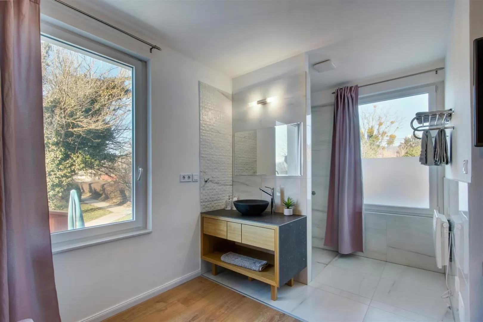 Shower in Duna P'Art Panzió