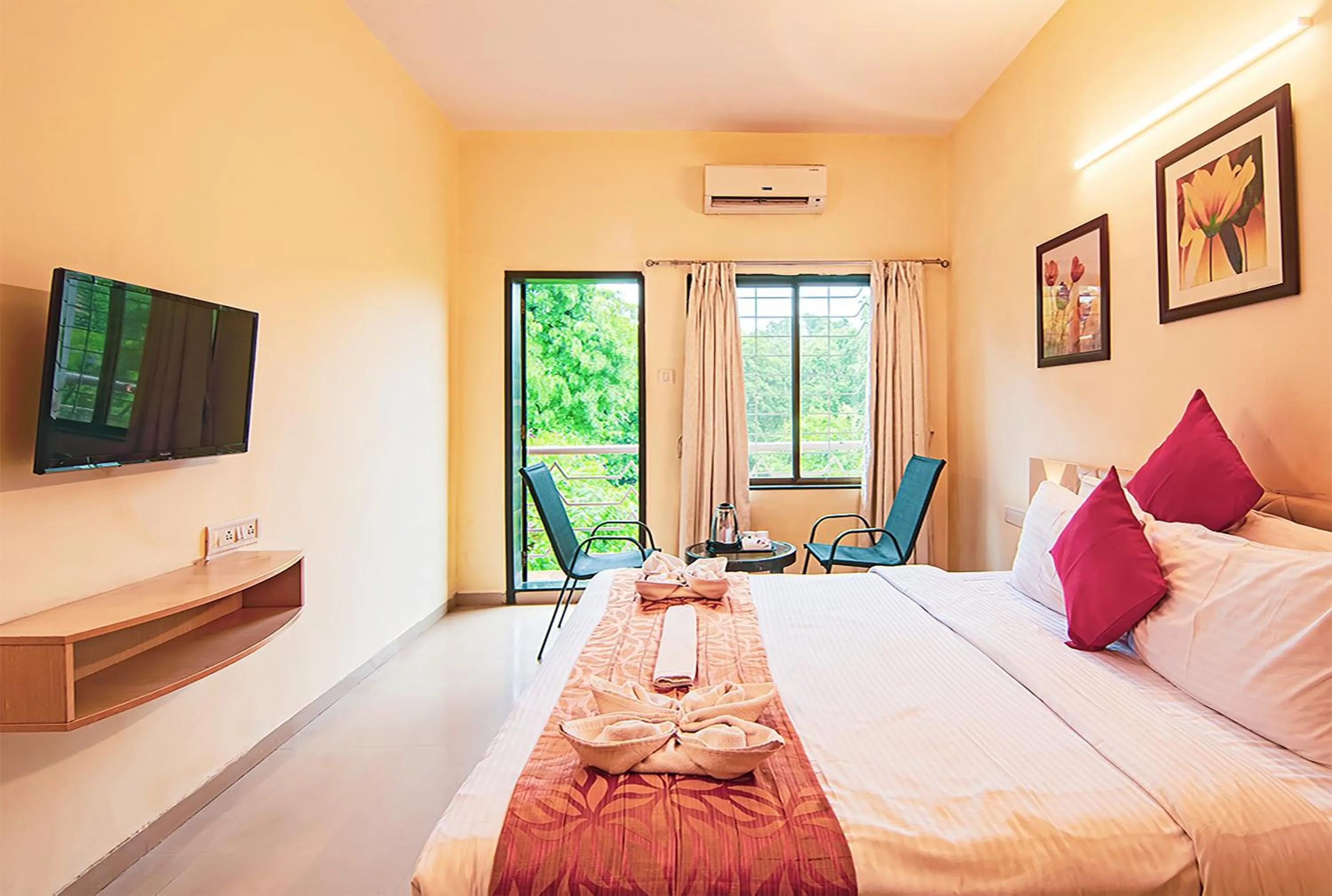 TV and multimedia, Bed in Aron Resort Lonavala - Near Old Mumbai Pune Highway