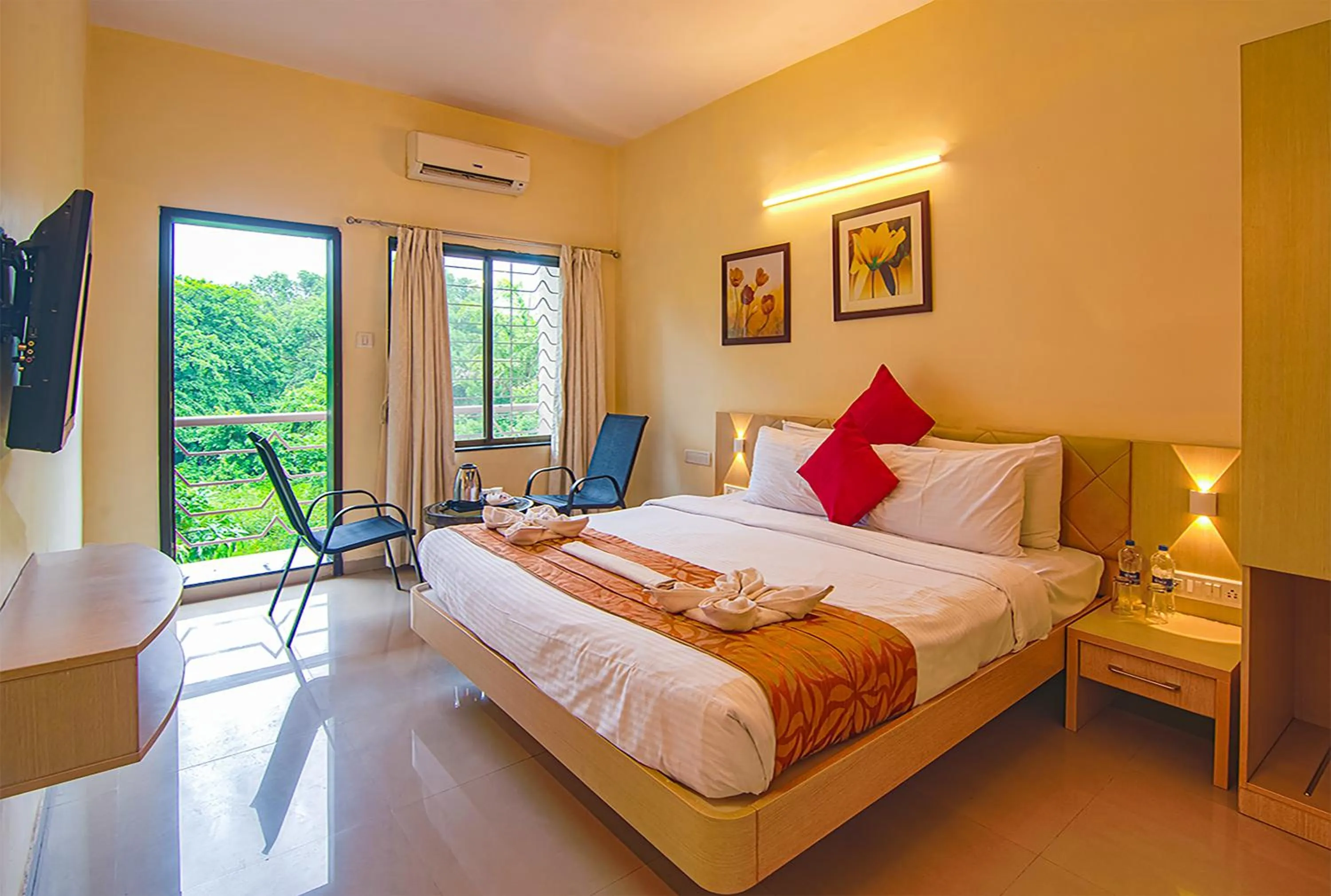 Communal lounge/ TV room, Bed in Aron Resort Lonavala - Near Old Mumbai Pune Highway