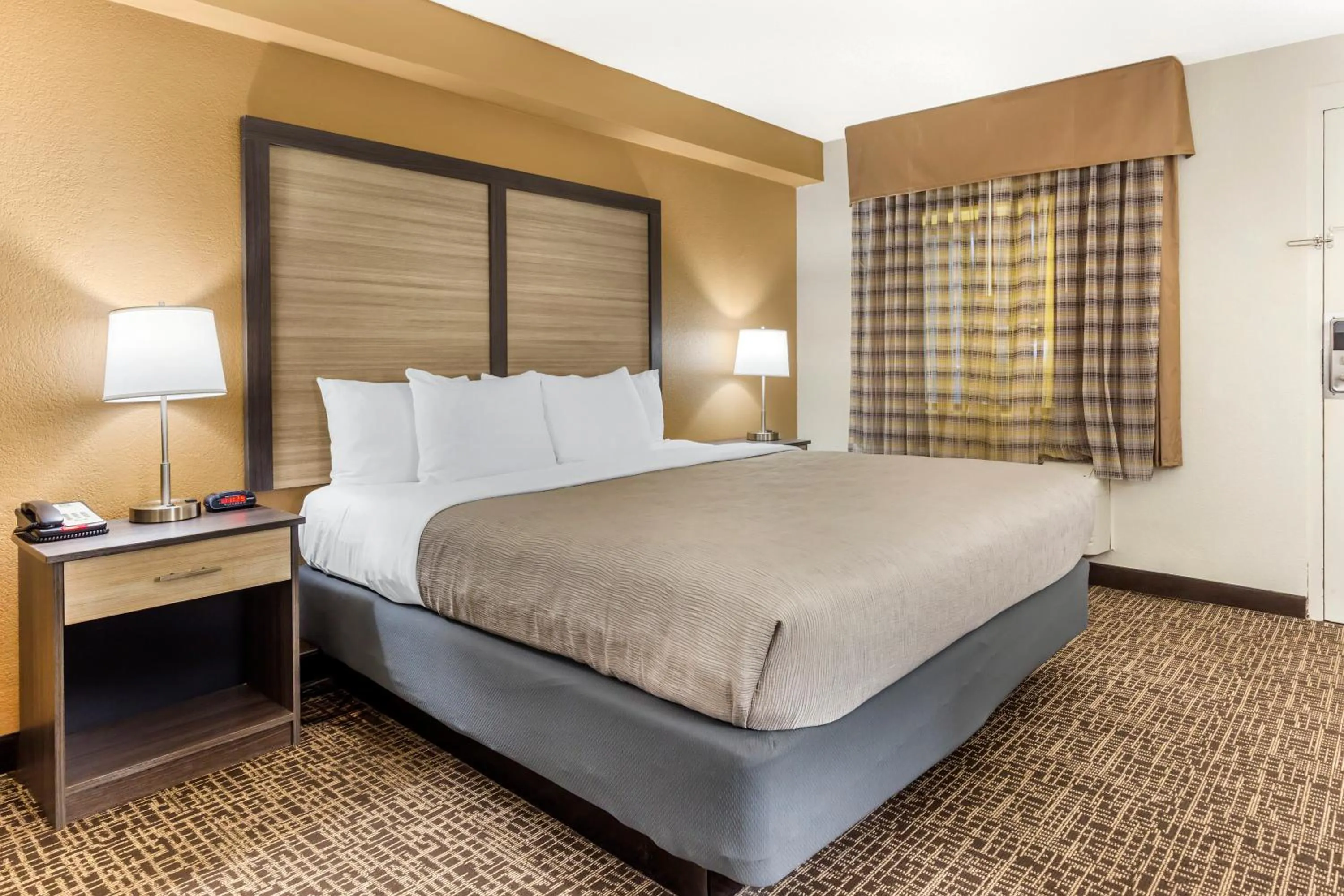 Bed in Quality Inn & Suites Spring Lake - Fayetteville near Fort Bragg