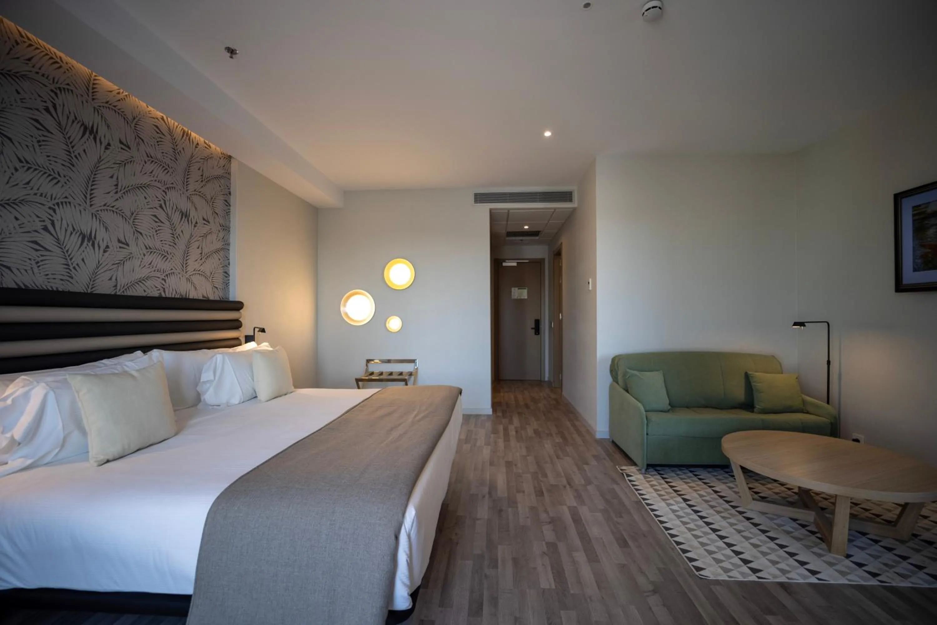 Photo of the whole room, Bed in abba Sevilla