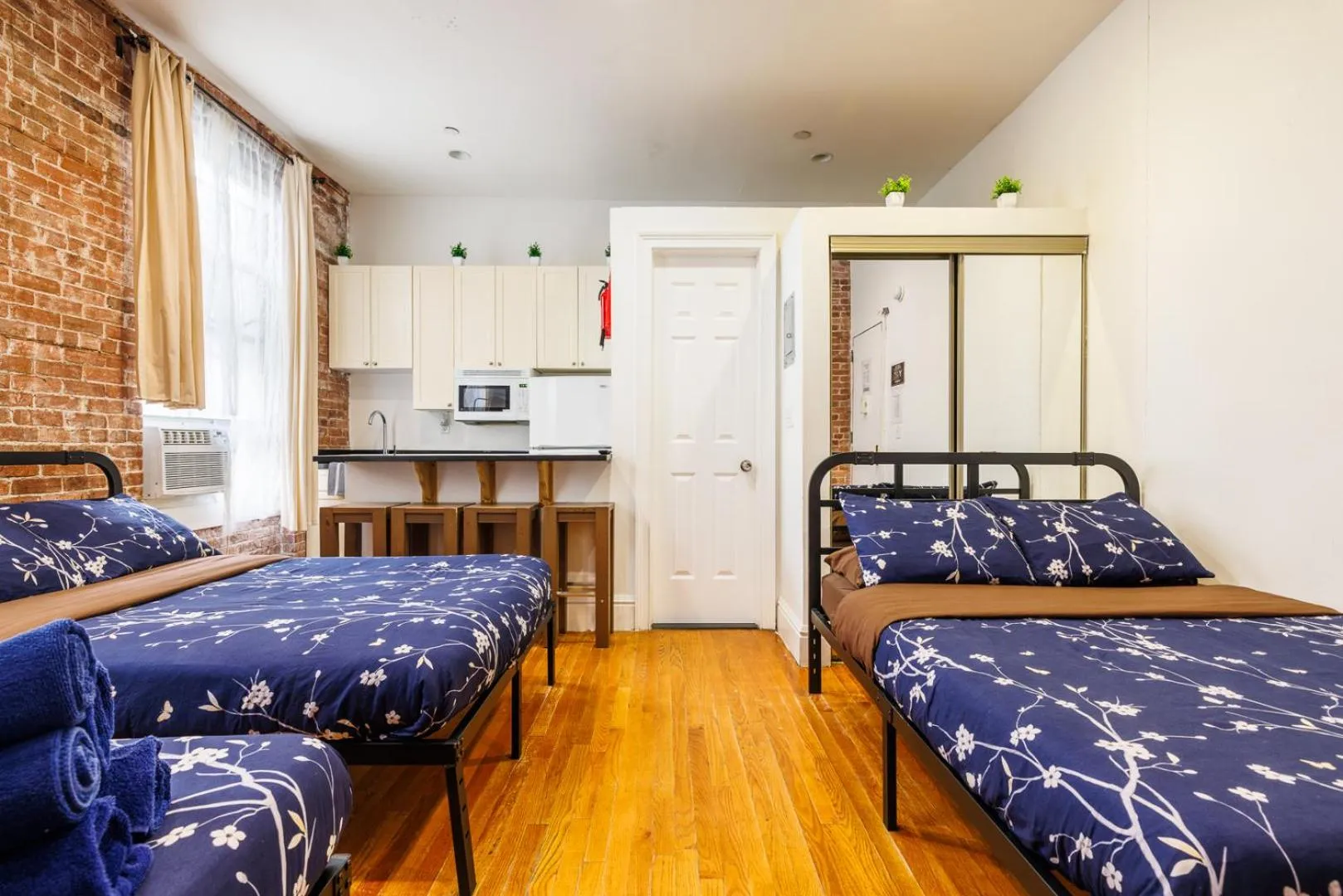 Kitchen or kitchenette, Bed in Studios in New York