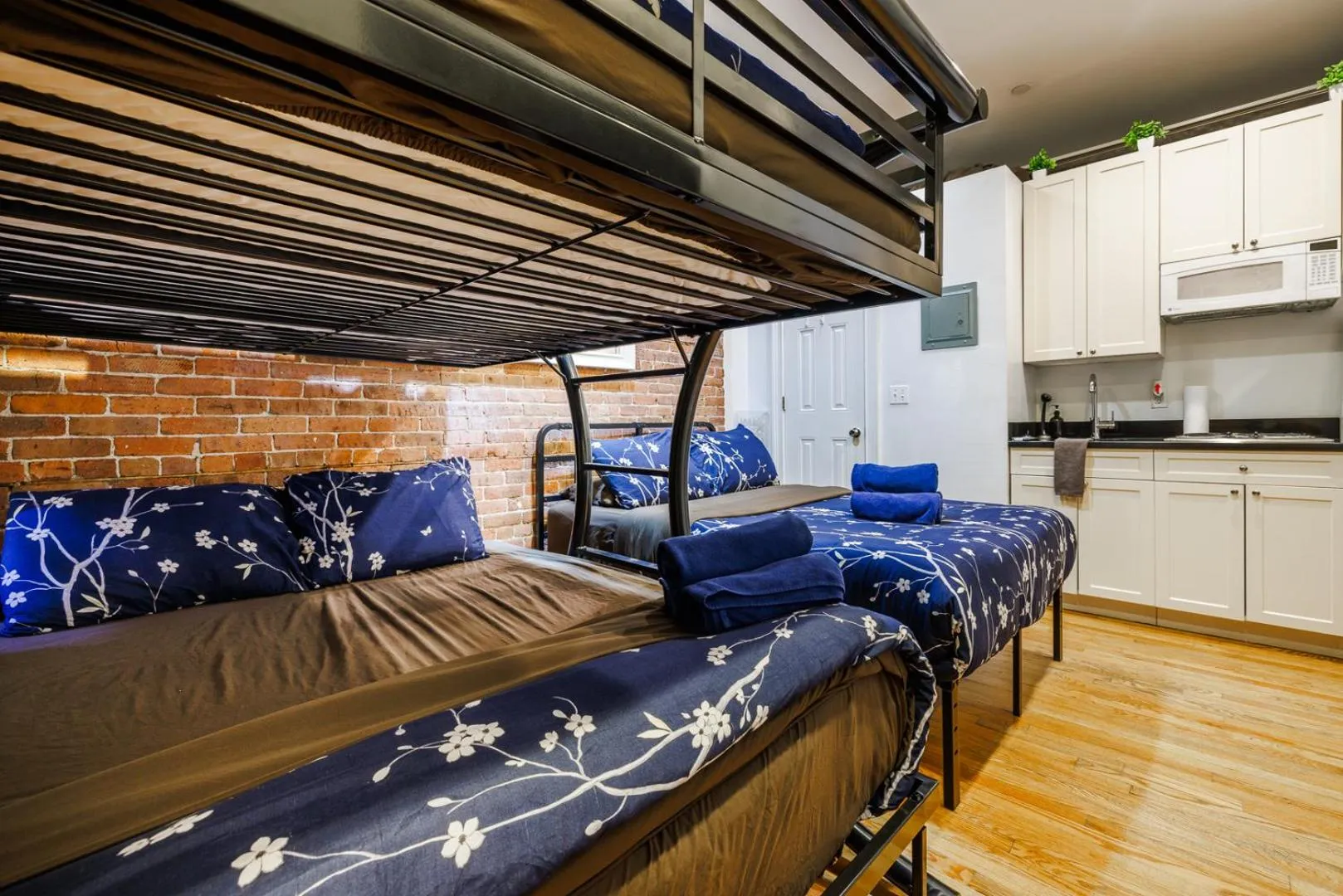 Kitchen or kitchenette, Bed in Studios in New York