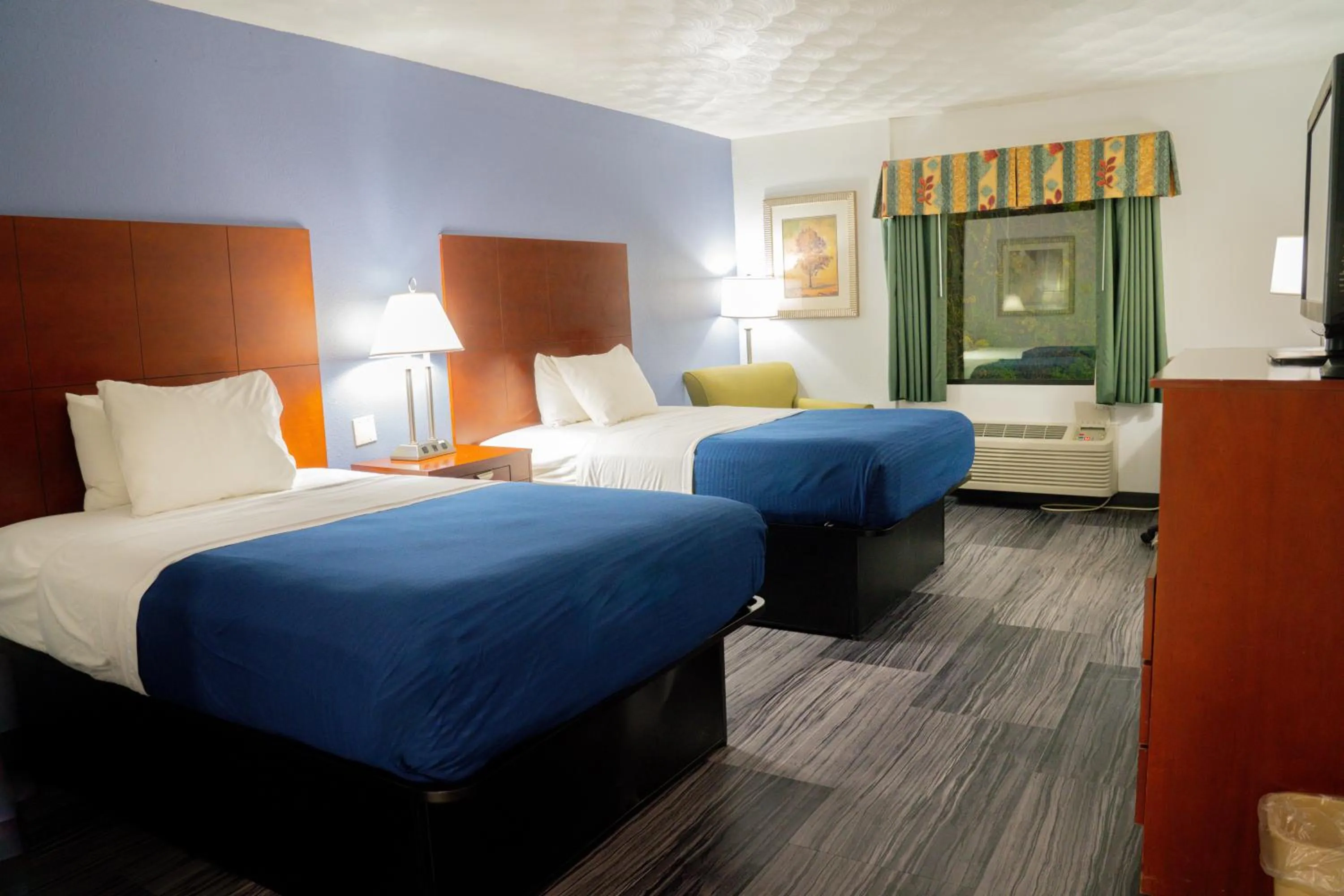 Photo of the whole room, Bed in Royal Inn & Suites