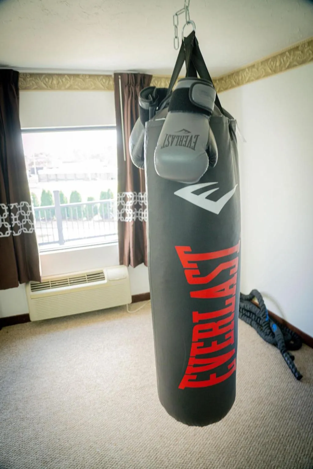 Fitness centre/facilities in Royal Inn & Suites