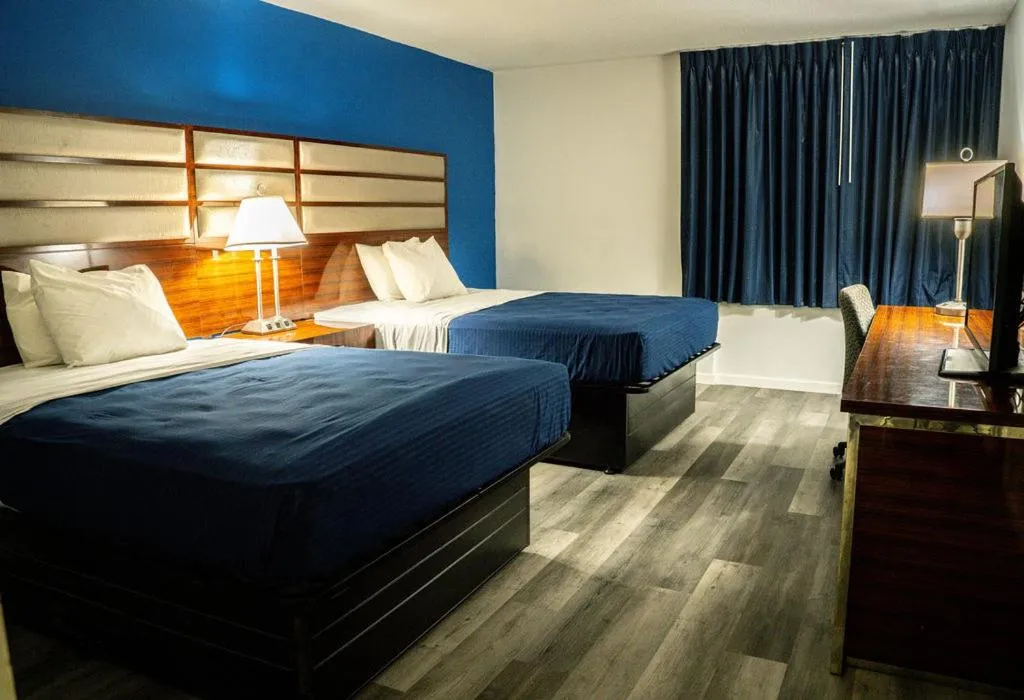 Bedroom, Bed in Royal Inn & Suites