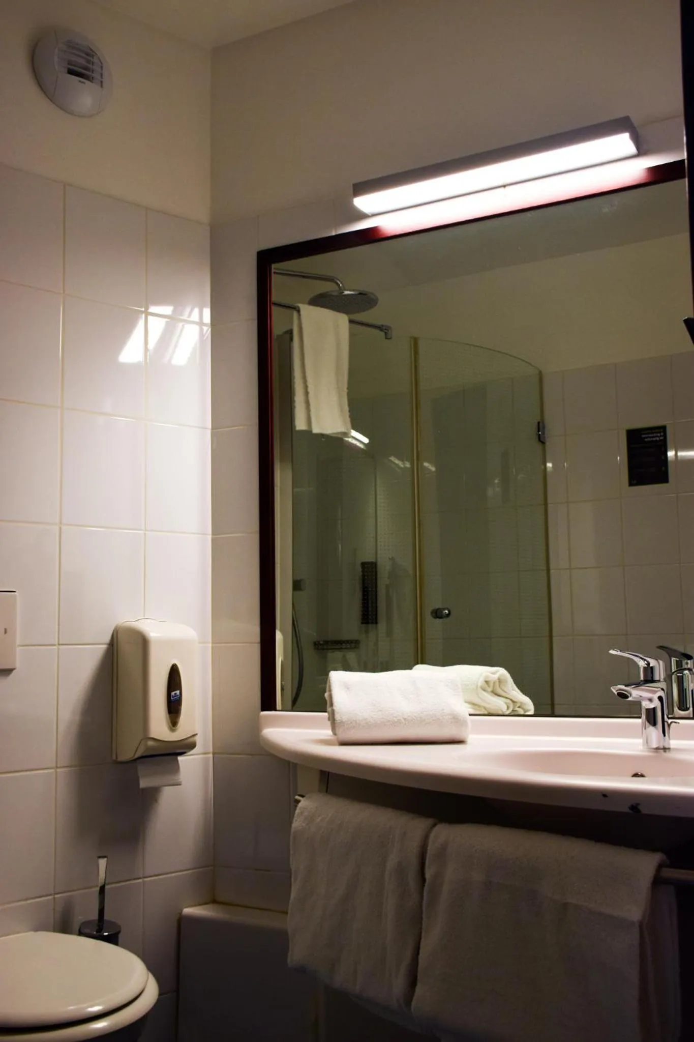 Shower in B&B HOTEL Rodez Bourran