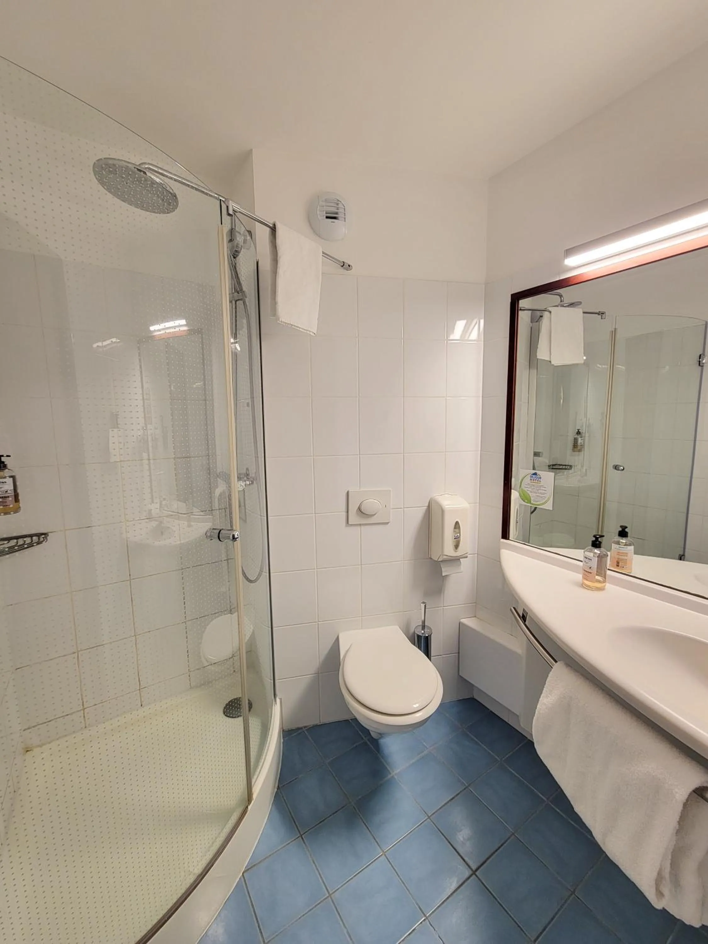 Shower in B&B HOTEL Rodez Bourran