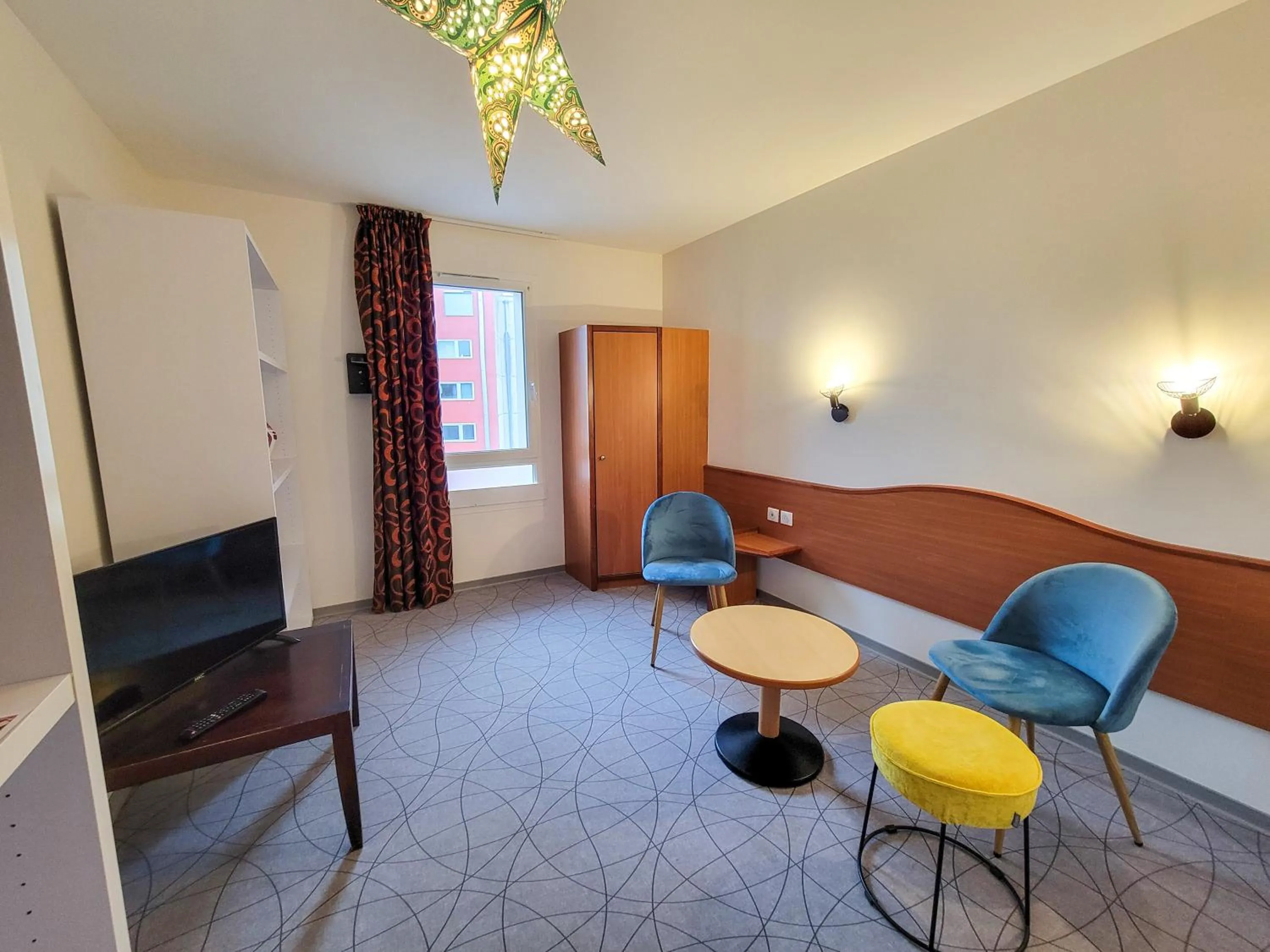 Communal lounge/ TV room in B&B HOTEL Rodez Bourran