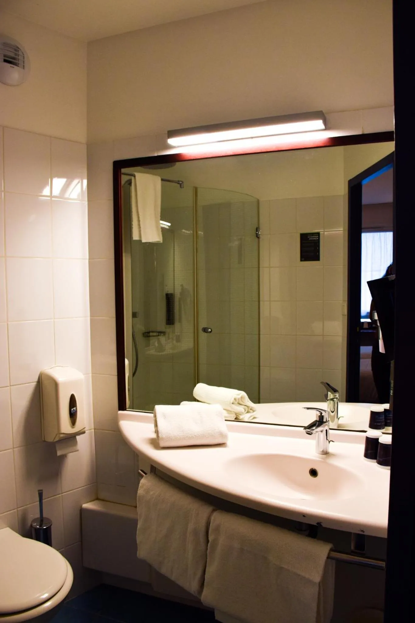 Shower in B&B HOTEL Rodez Bourran