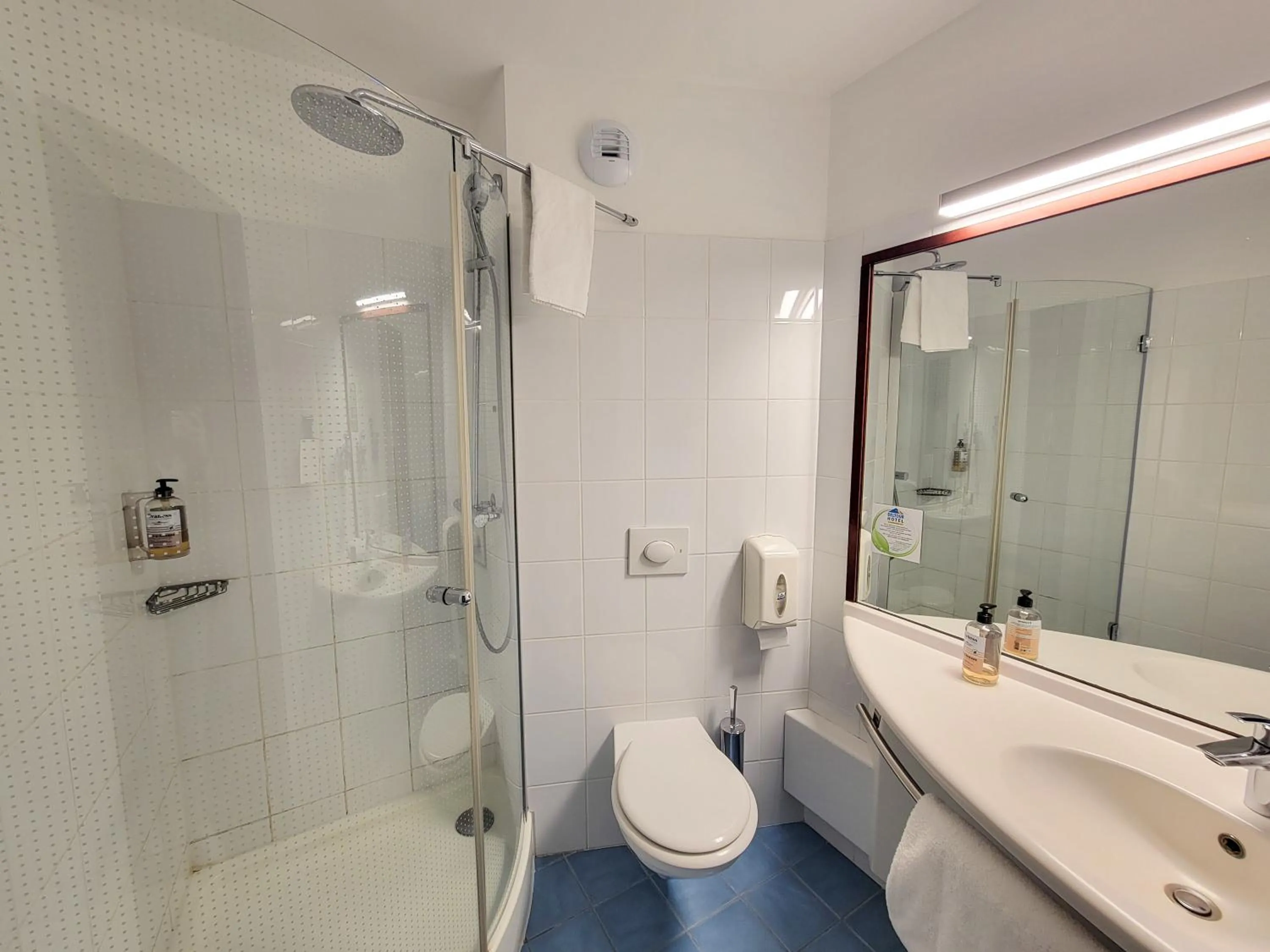 Bathroom in B&B HOTEL Rodez Bourran