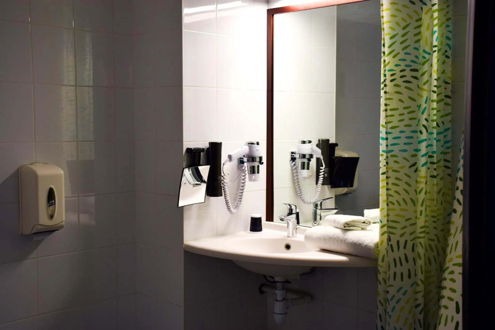 Shower in B&B HOTEL Rodez Bourran