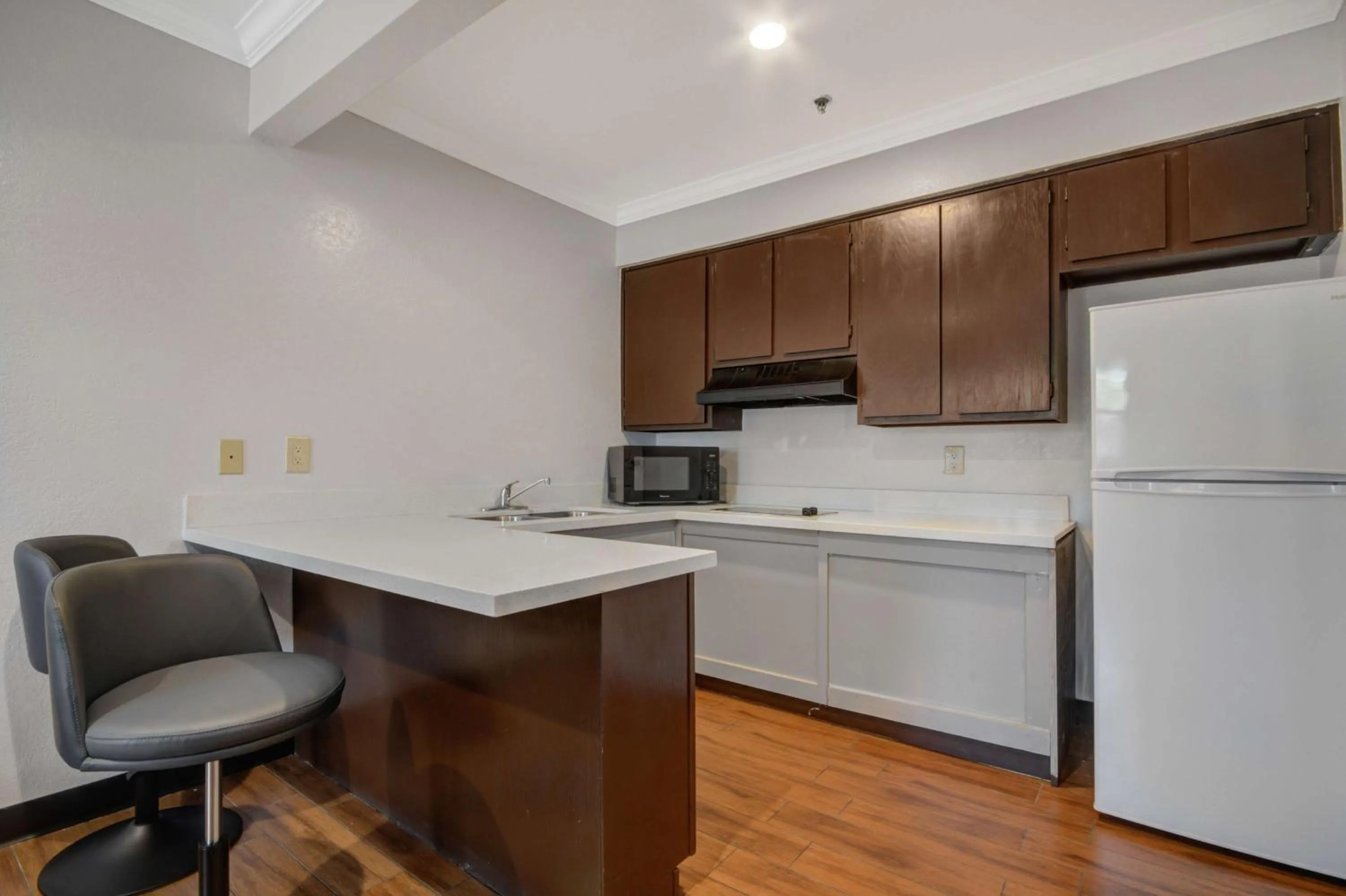 Kitchen or kitchenette in Studio 6 Ontario CA Convention Center Airport