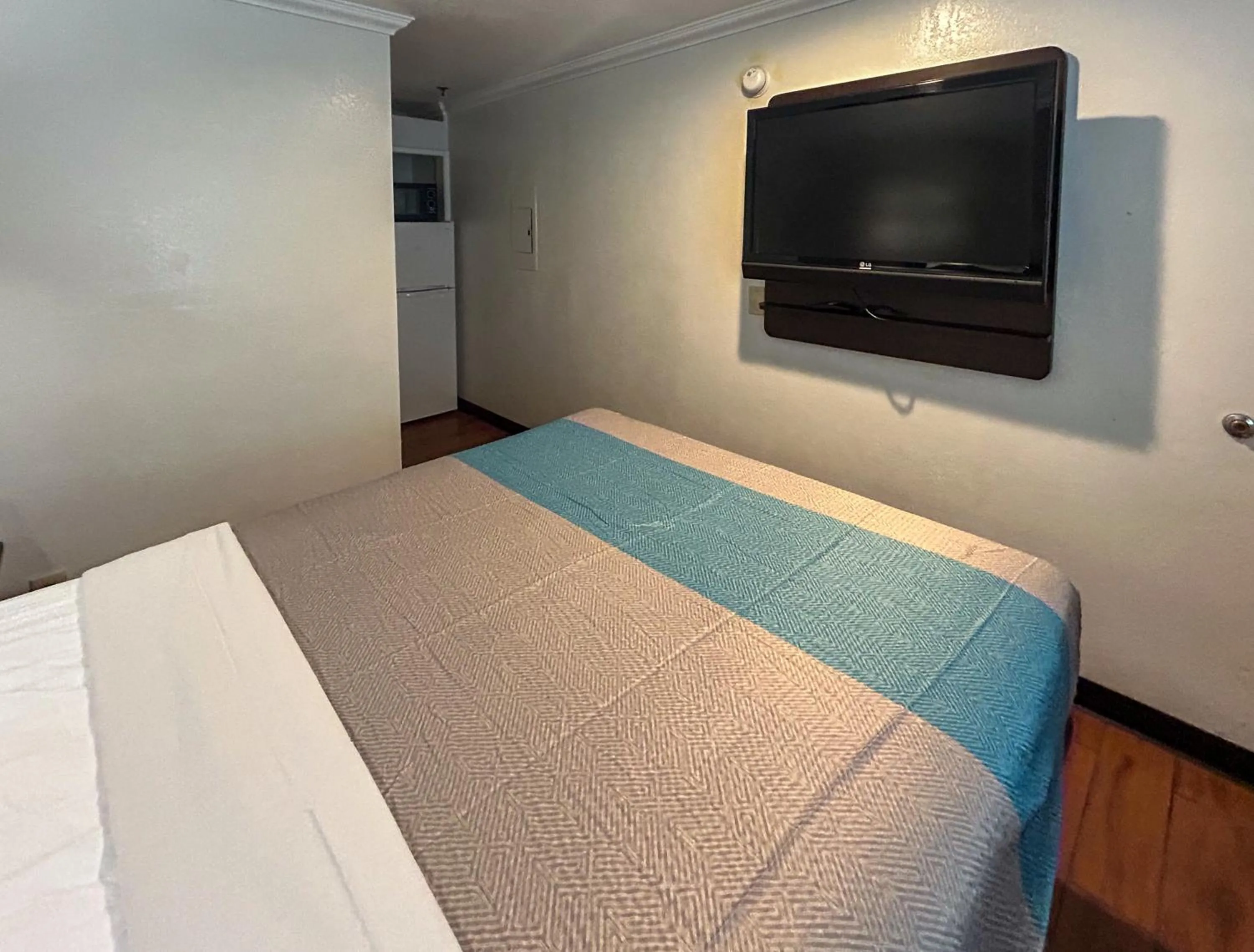 Bedroom, Bed in Studio 6 Ontario CA Convention Center Airport