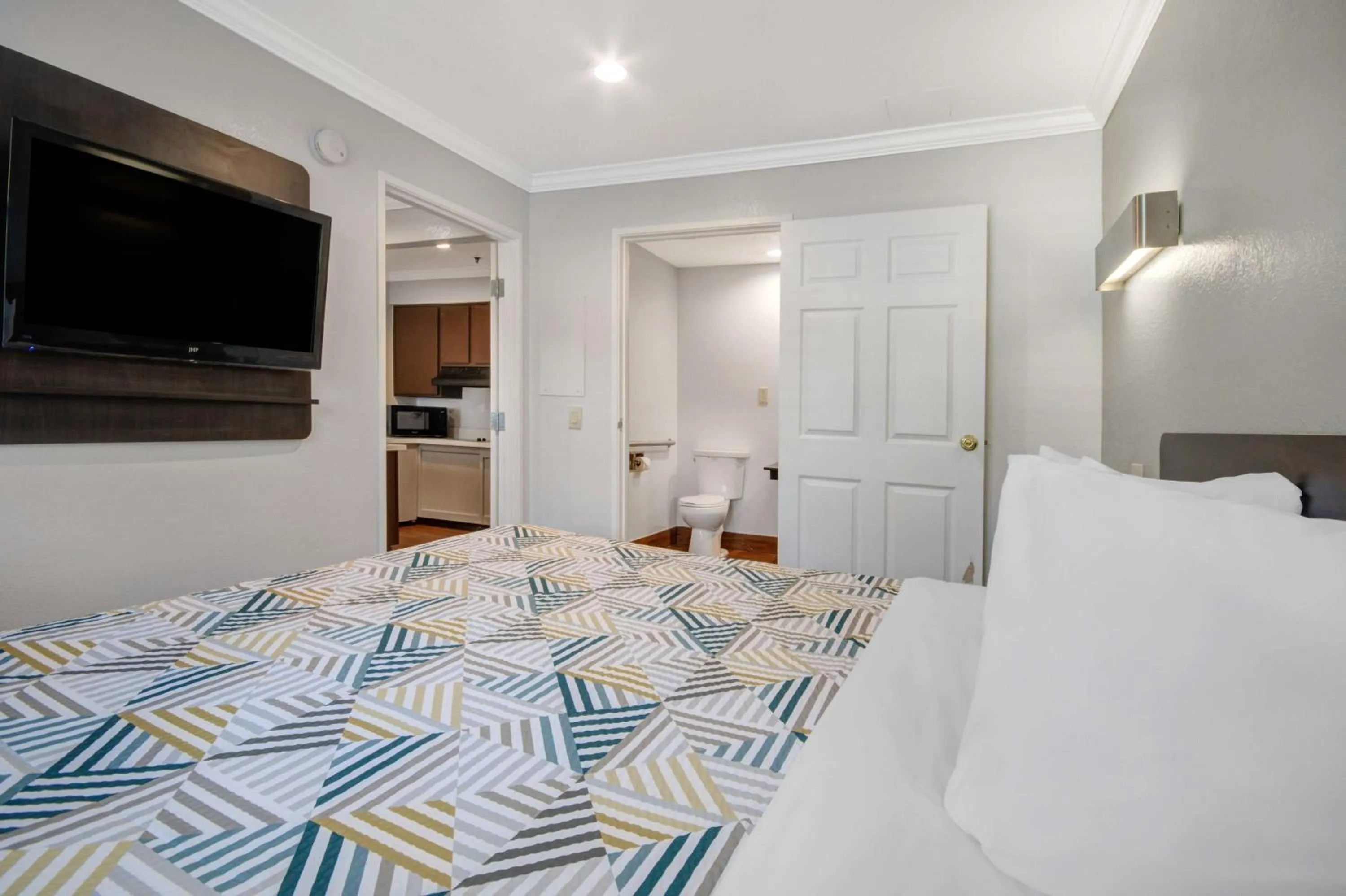 Photo of the whole room, Bed in Studio 6 Ontario CA Convention Center Airport