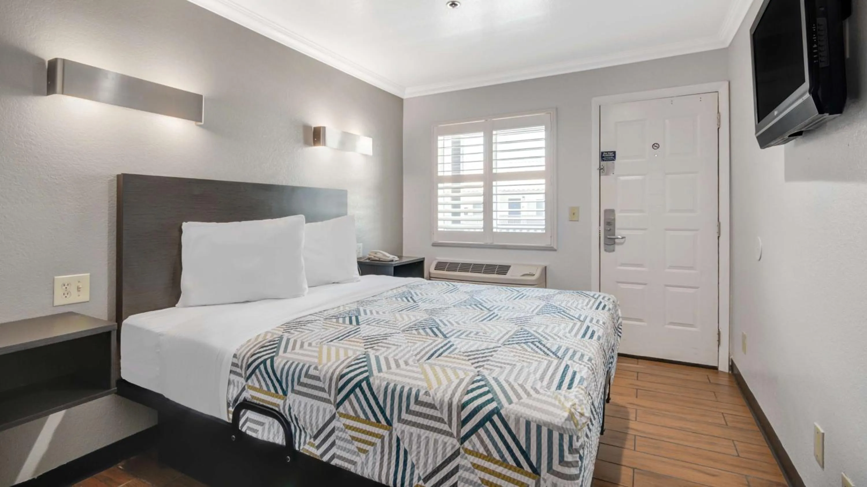 Photo of the whole room, Bed in Studio 6 Ontario CA Convention Center Airport