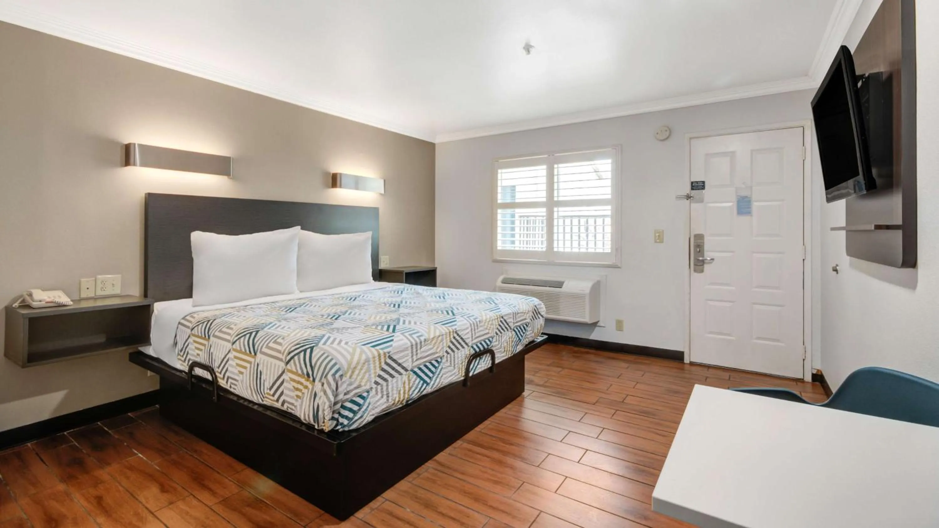 Photo of the whole room, Bed in Studio 6 Ontario CA Convention Center Airport