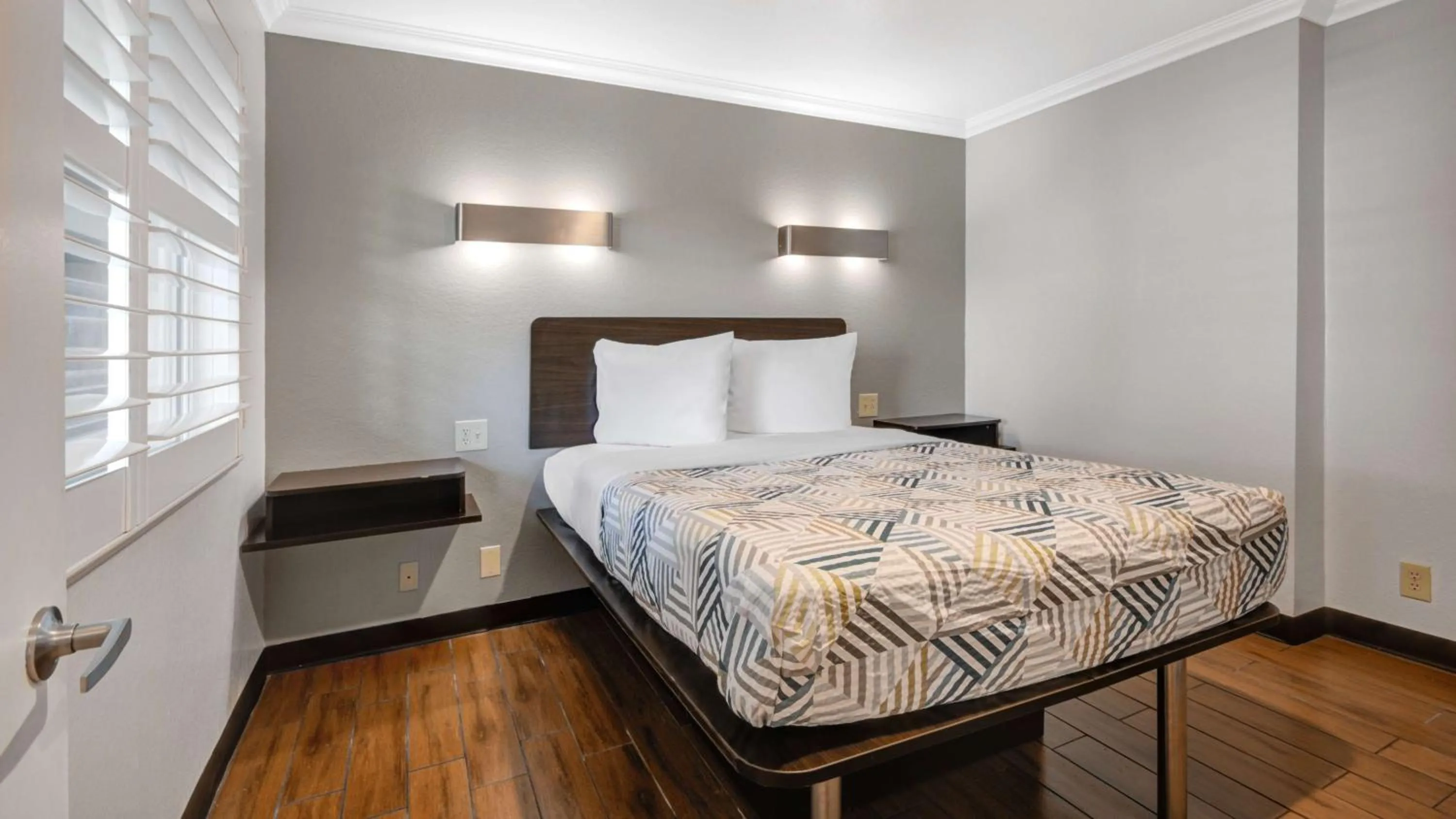 Photo of the whole room, Bed in Studio 6 Ontario CA Convention Center Airport