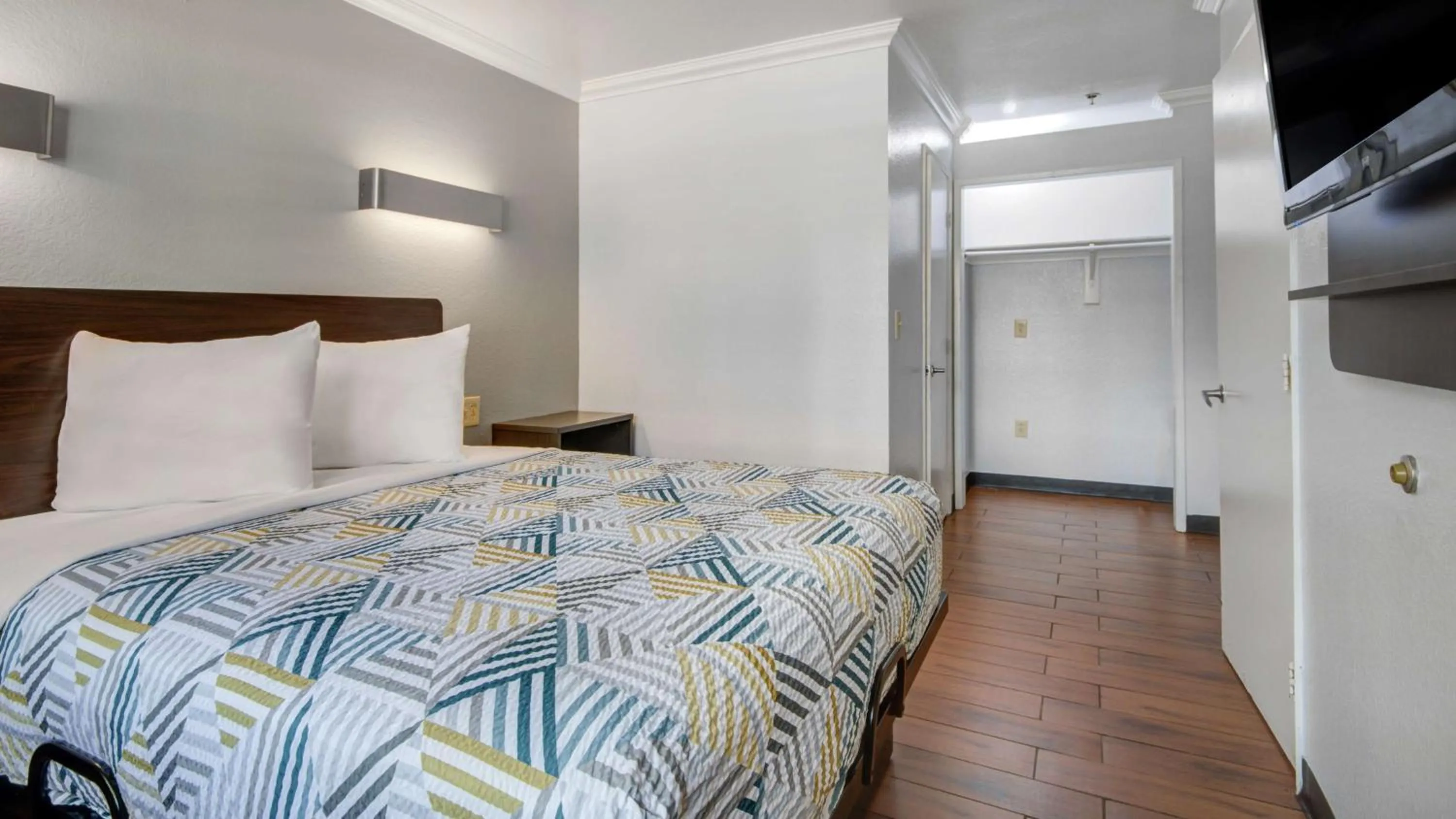 Photo of the whole room, Bed in Studio 6 Ontario CA Convention Center Airport