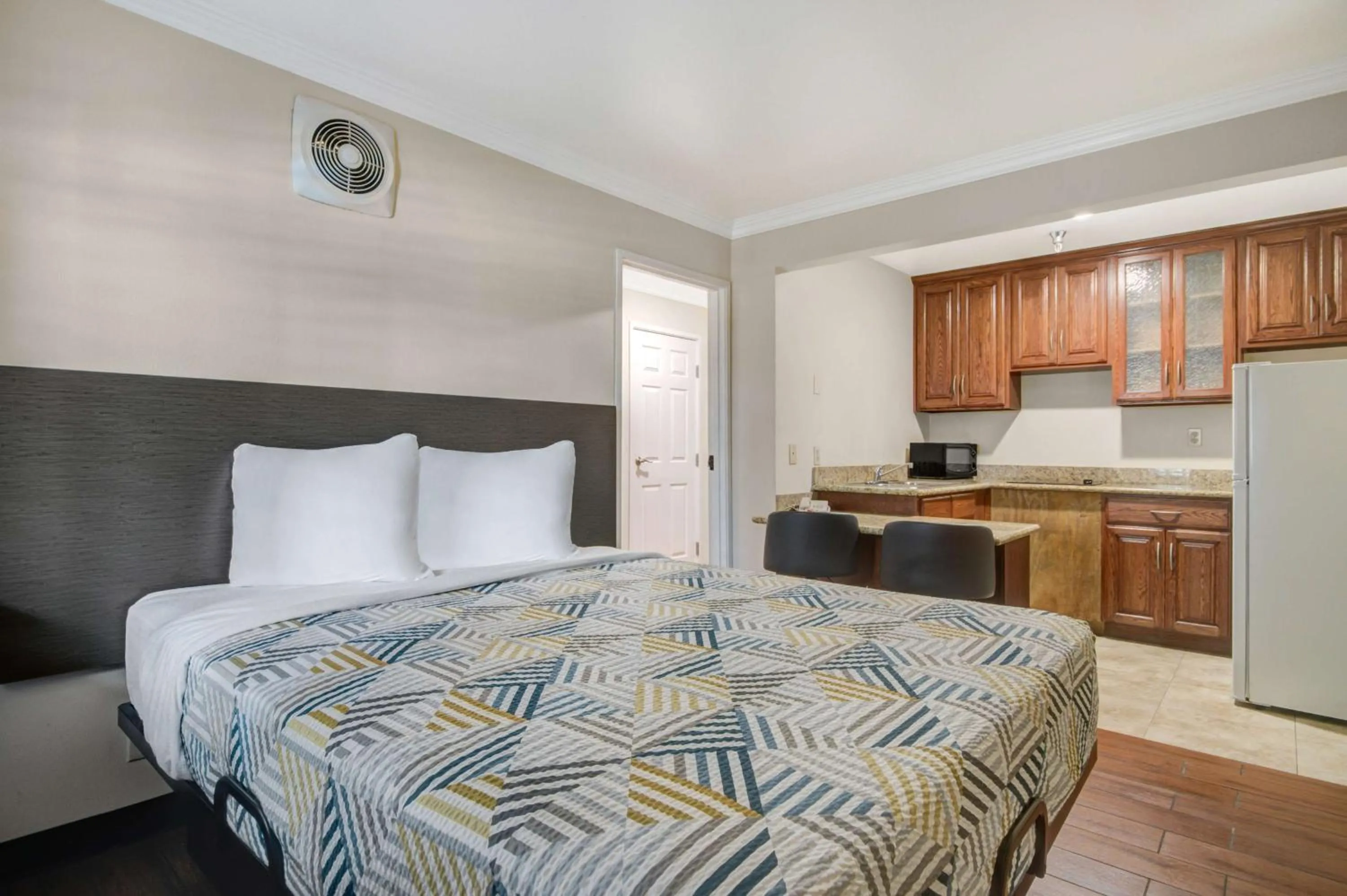 Photo of the whole room, Bed in Studio 6 Ontario CA Convention Center Airport