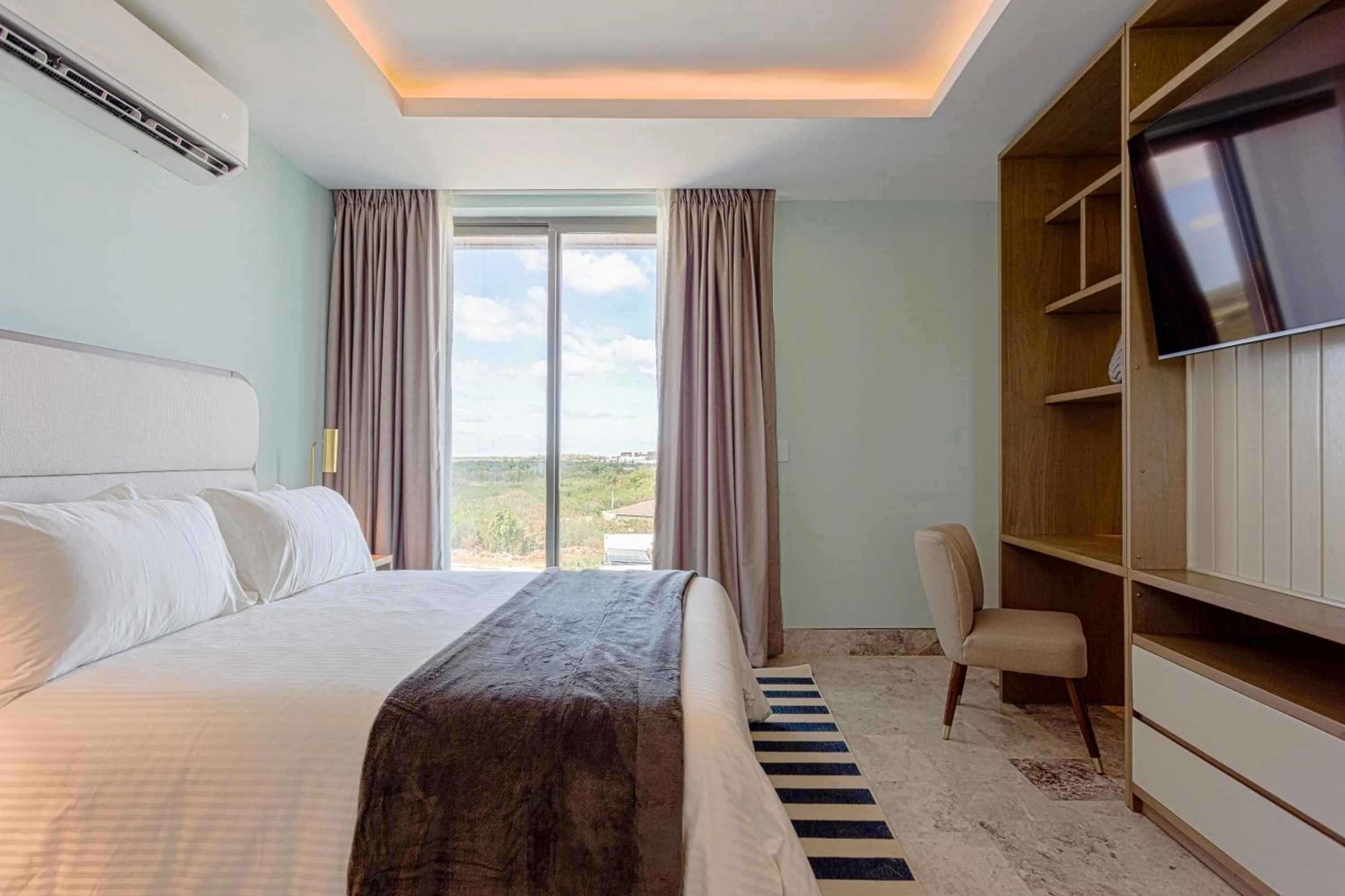 ll Lago at Juanillo Beach