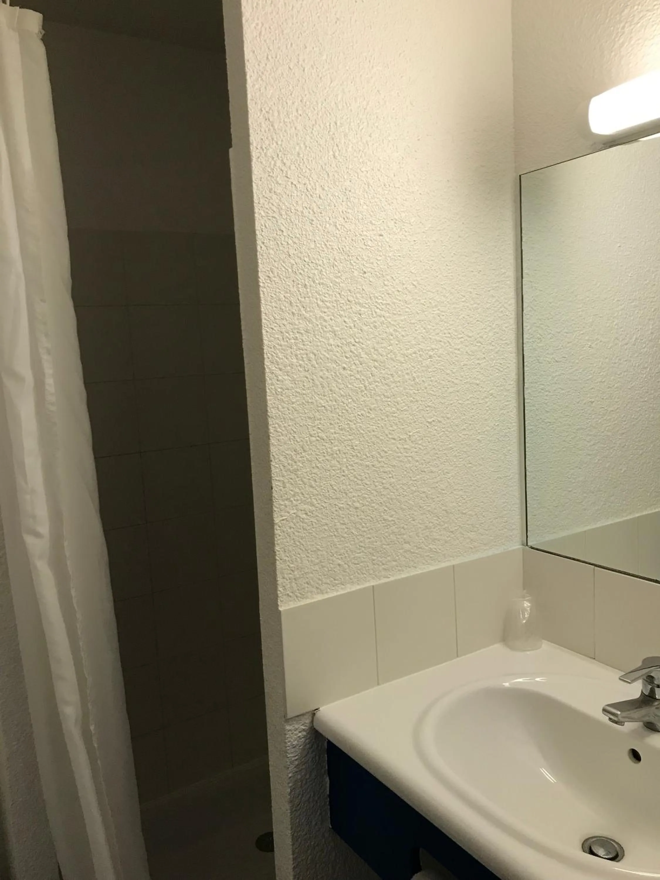 Bathroom in Brit Hotel Essentiel Deltour Mende