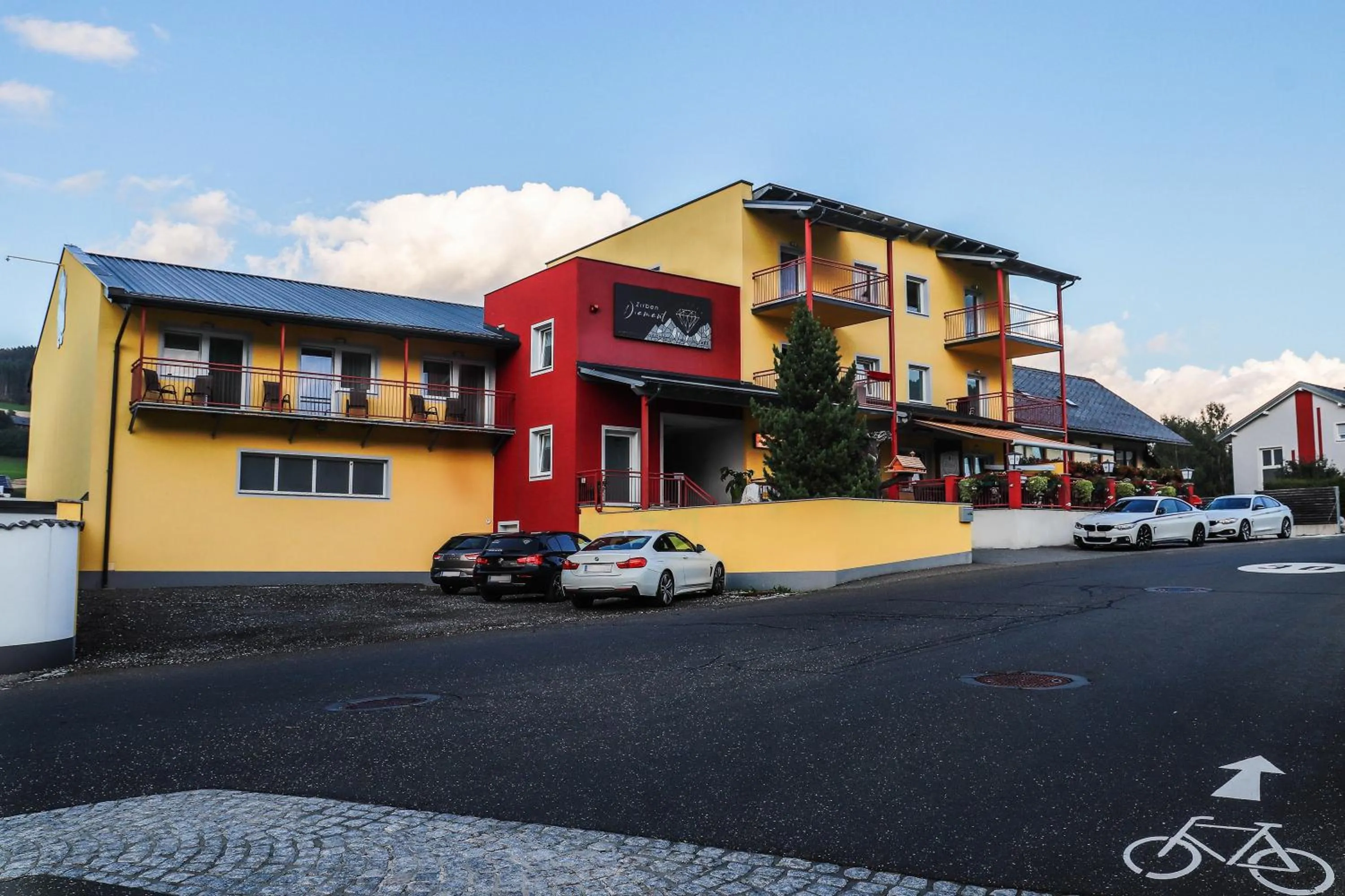 Property building in Zirben Diamant Rooms & Dogs