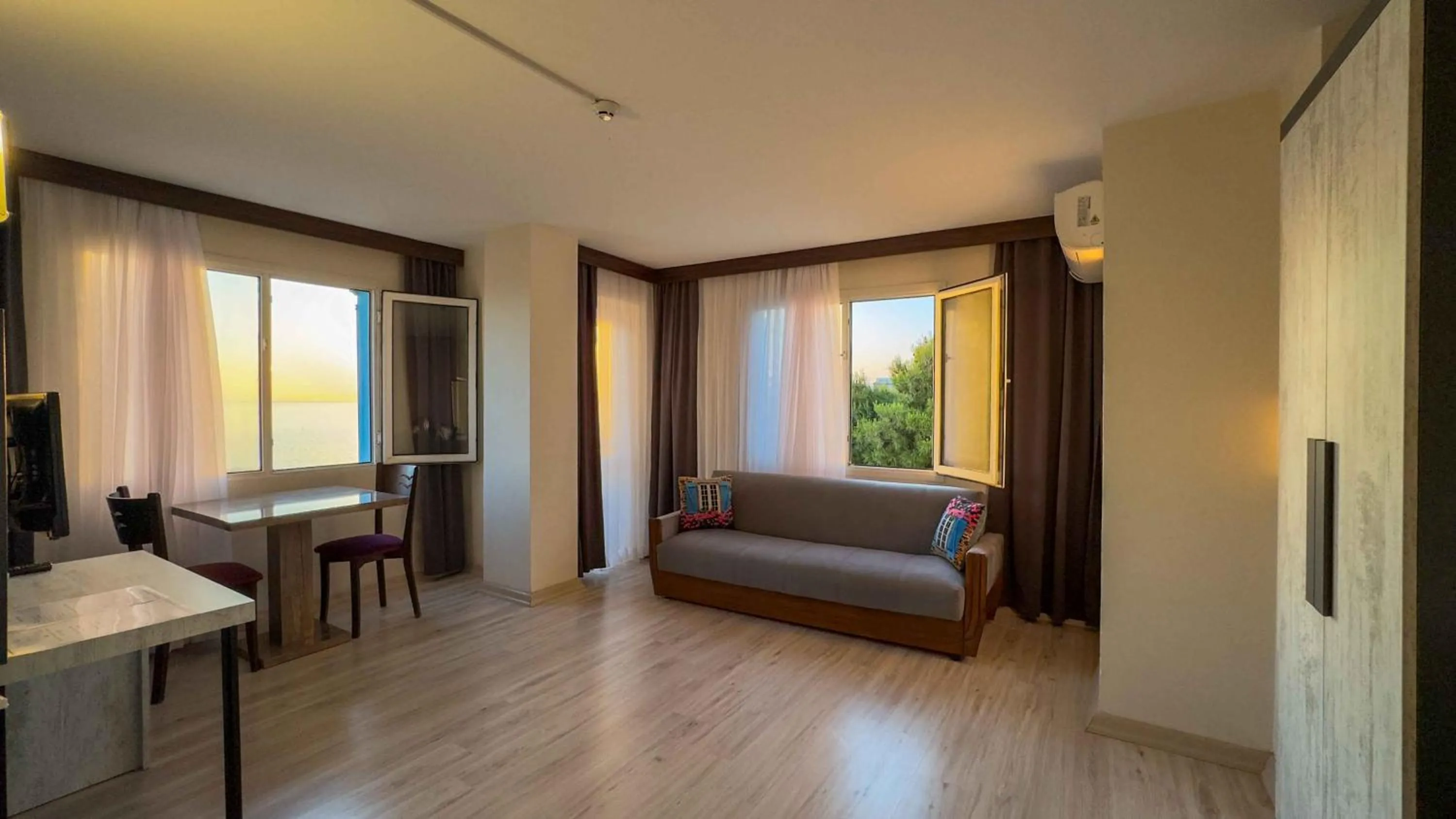 Living room, Bed in La Bella Suit Otel