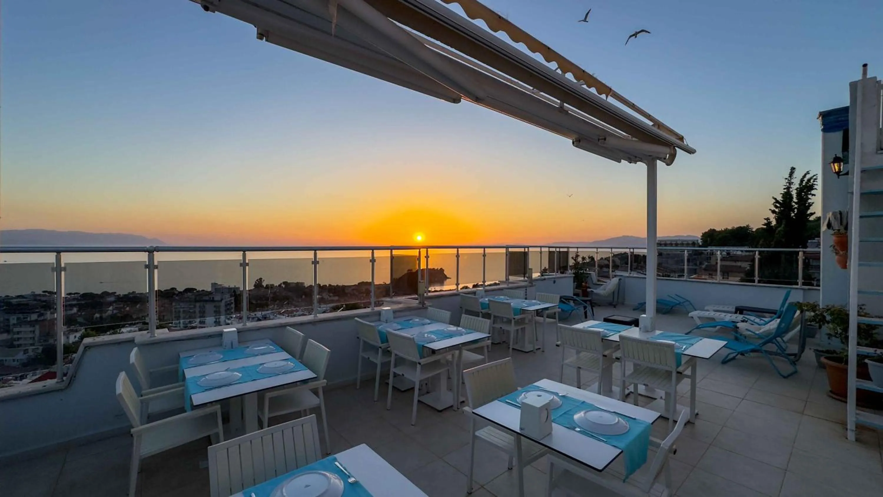 Restaurant/places to eat in La Bella Suit Otel