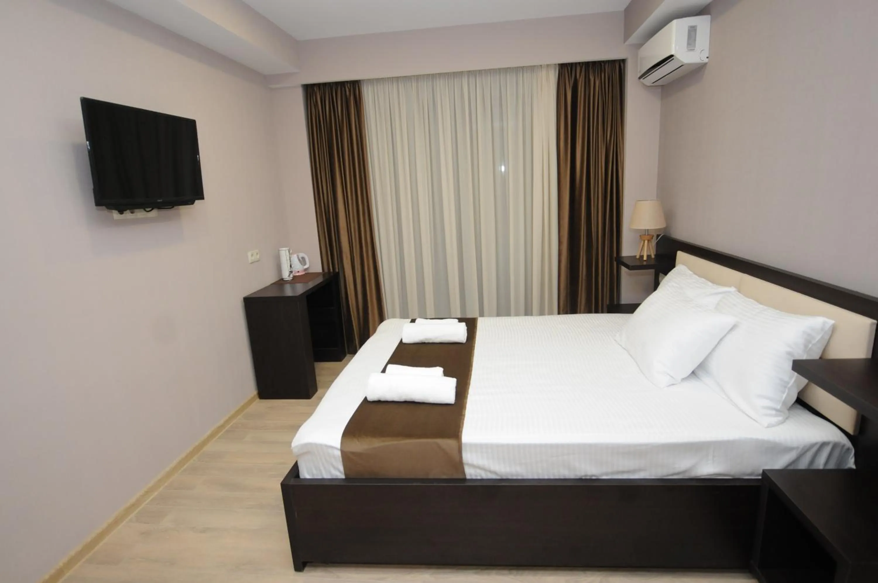 Communal lounge/ TV room, Bed in HOTELDS