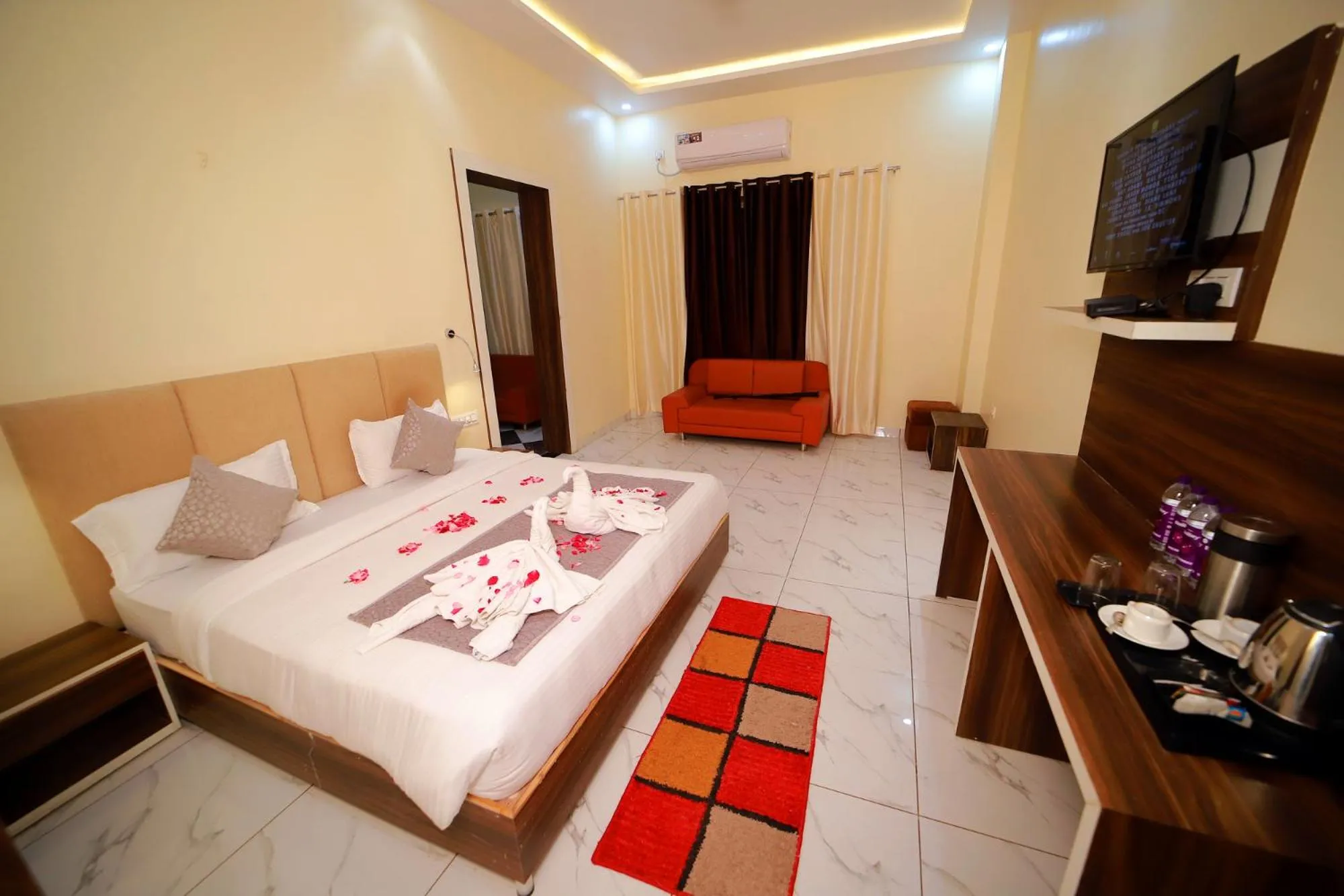 Photo of the whole room, Bed in The Grand Jabalpur