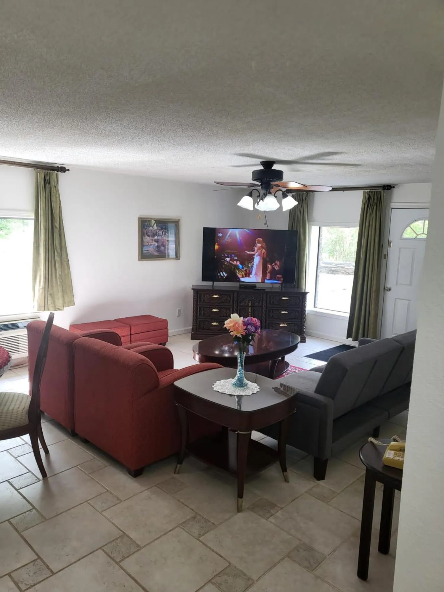 Communal lounge/ TV room in Pinetree Inn