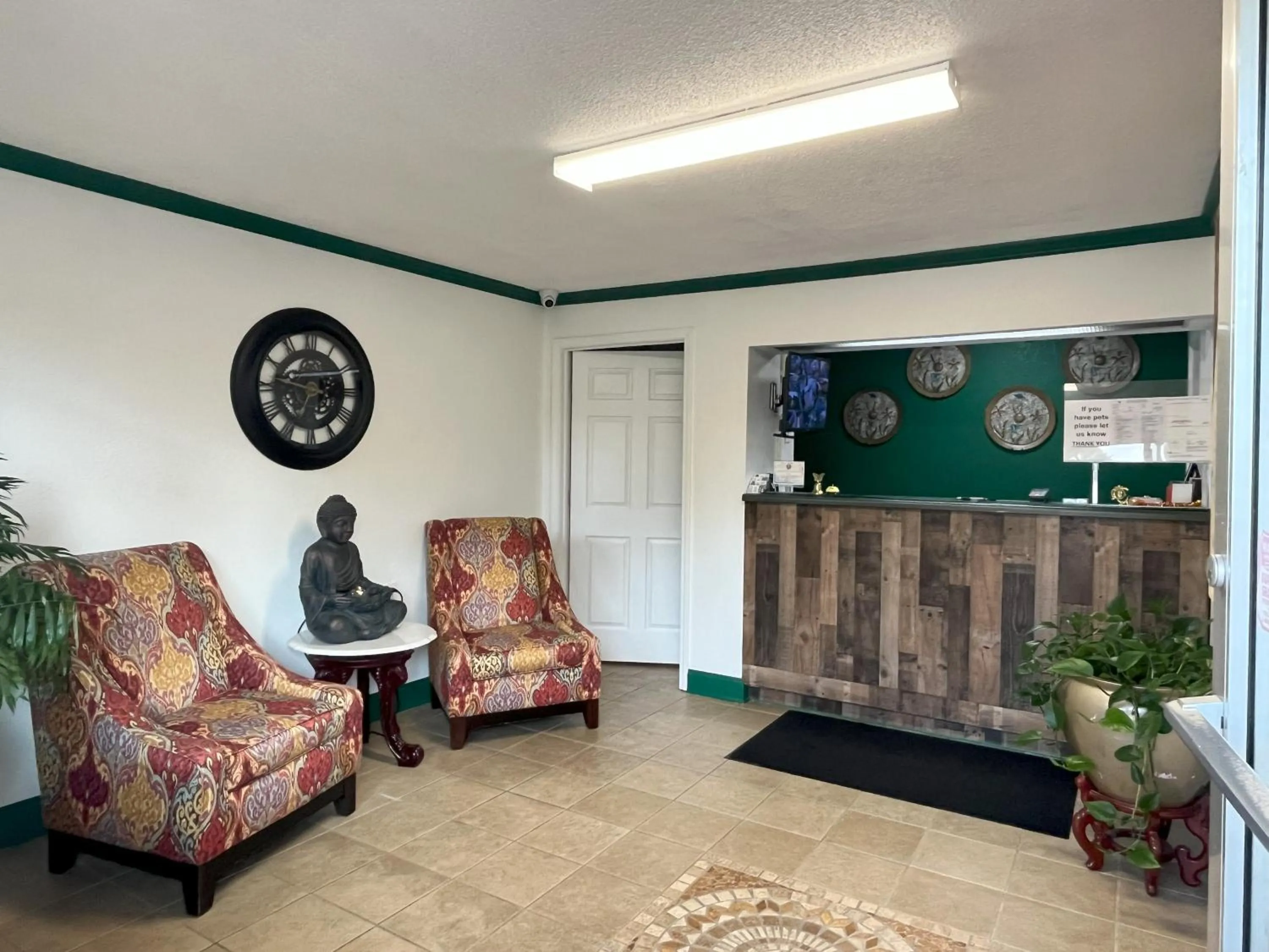 Lobby or reception in Pinetree Inn