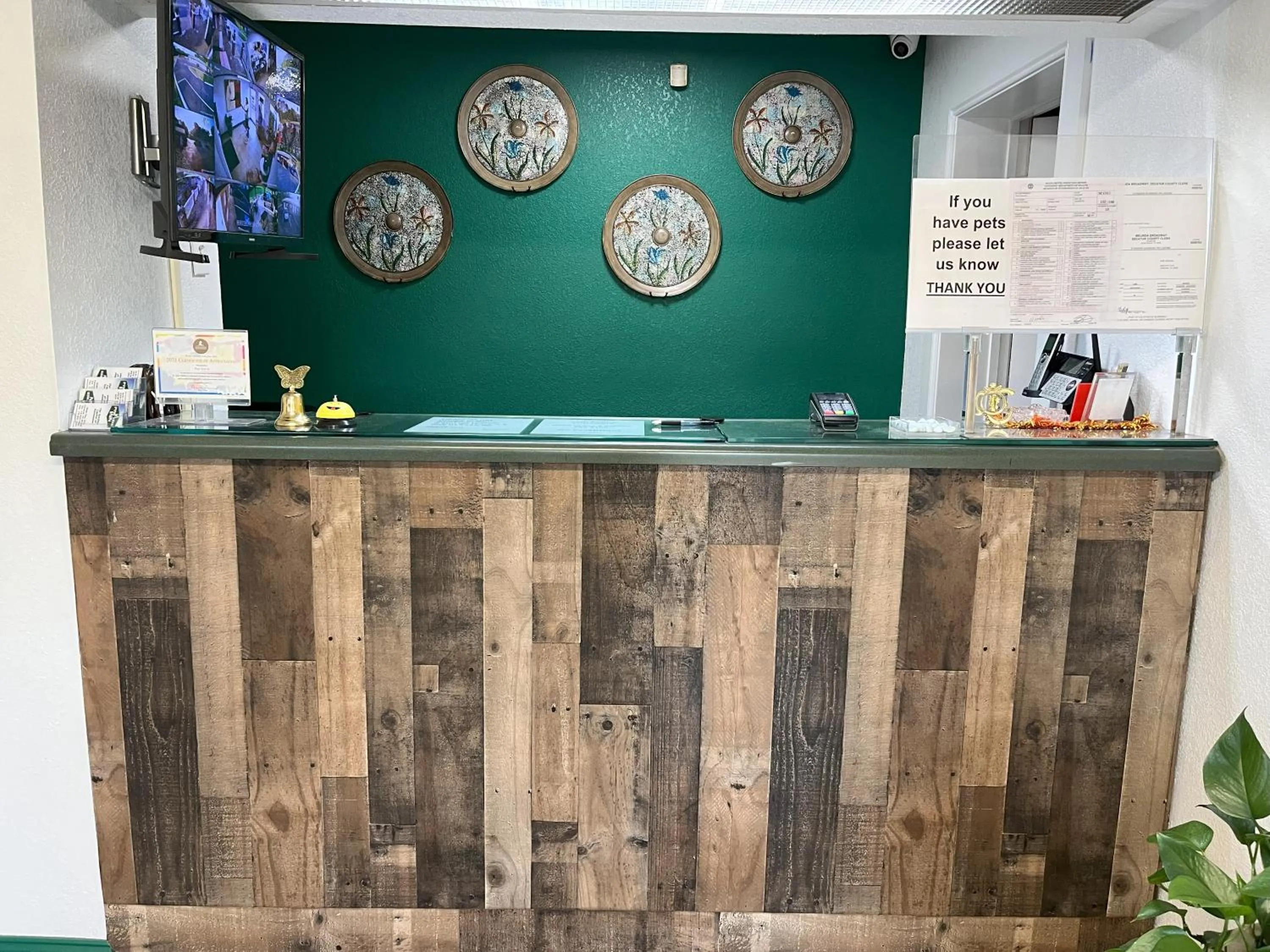 Lobby or reception in Pinetree Inn