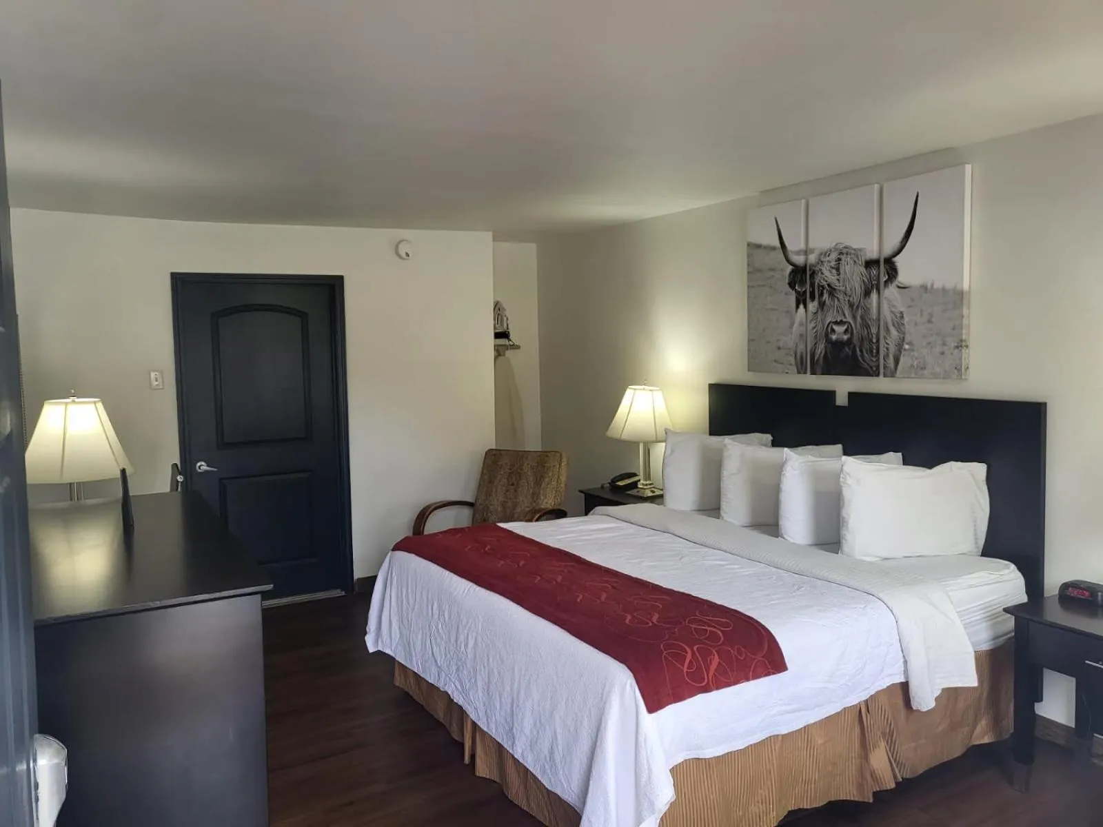 Bedroom, Bed in Pinetree Inn